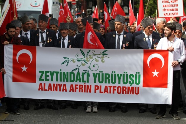Meydanda okunan duaların ardından yürüyüşü organize eden Alanya Afrin Platformu Sözcüsü Adnan Yavuz, konuşmasına Türk tarihi liderlerini sayarak başladı.