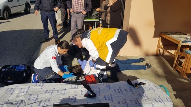 Genç kadın kanlar içinde yere yığıldı ve olay yerinde hayatını kaybetti. Hasan Y. ise olayın meydana geldiği yerin 20 metre ilerisinde aynı silahla başına tek el ateş ederek intihara teşebbüs etti.