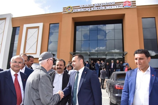 “TEKERİNİZE TOPRAĞI DEĞDİRMEDEN DEMİRTAŞ’A İNDİRECEĞİZ”

Demirtaş Kültür Merkezi’yle birlikte Alanya Belediyesi’nin büyük Alanya’ya kazandırdığı hizmet ve yatırımlarla ilgili de bilgi veren Alanya Belediye Başkanı Adem Murat Yücel, “Mahallelerimizin en büyük sorunlarından biri de yol ve ulaşımdı. Göreve gelir gelmez Alanya merkezde, mahallelerimizde, kırsal bölgelerimizde ve tüm yaylalarımızda asfalt seferberliği başlattık. 11 Milyon TL maliyetle kurduğumuz asfalt plentimiz ve ocağımızla asfaltı daha ucuza üretiyoruz. 4 yılda 800 km asfalt döktük. 185 km yeni yol açtık. Mahallelerimize, vatandaşlarımızın huzurla, güvenle kullandığı modern, kaliteli ve Avrupa standartlarında yollar kazandırdık. 
Bu yaz da asfalt çalışmalarımıza hız kesmeden devam edeceğiz. Yaylalarımızı ihya edeceğiz. Taşatan’dan çıkan bir vatandaşımızı, aracının tekerine toprağı değdirmeden Gören, Samsa, Köprübaşı, Gömürgen, Kadıyakası, Gökbel, Sarımut, Dikmetaş, Söğüt, Tokar, Kaş ve Koçdavut yolundan Demirtaş’a indireceğiz” dedi.