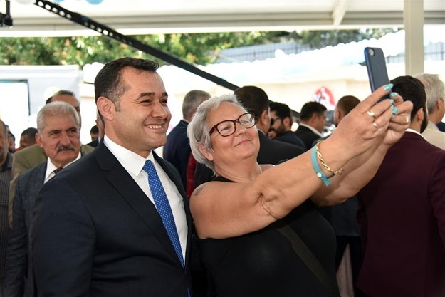 “CUMA PAZARI YENİLEYİP ALANYA’YA YAKIŞAN BİR SOSYAS TESİS YAPACAĞIZ”

“Bundan sonraki hedefimiz, Alanya merkezde Cuma Pazarı’nı yenilemek ve Alanya’ya yakışır bir sosyal tesisi kentimize kazandırmak olacaktır.” şeklinde sözlerini sürdüren Belediye Başkanı Yücel, mevcut Cuma Pazarı yeri için yeni bir proje hazırladıklarını açıkladı. Belediye Başkanı Yücel, “25-26 yıldır mahkemelik olan Cuma Pazarı’nda hukuksal sorunların lehimize sonuçlanmasının ardından hemen yeni projesini hazırladık. Hem düğün salonu, hem  kapalı Pazar alanı, hem de 700 araçlık otopark olarak hizmet verecek nezih bir mekan tasarladık. İnşallah en kısa sürede ihalesini gerçekleştirip, inşasına başlayacağız. Alanya merkezde insanlarımızın konforlu alış-veriş yapabileceği, güzel vakit geçirebileceği yeni bir sosyal tesisi halkımızın hizmetine sunacağız.” diye konuştu .