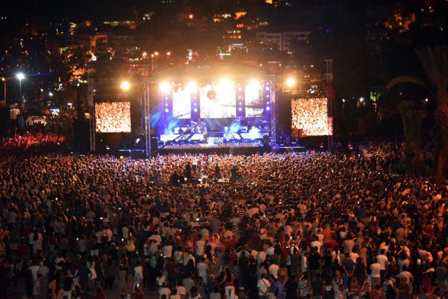 Yaklaşık 15 bin kişinin izlediği konserde 1,5 saat mikser başında performans sergileyen Sarıtaş, izleyenleri coşturdu.