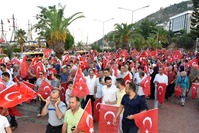 TÜRK MİLLETİ DARBECİLERE MEYDAN OKUDU

 15 Temmuz gecesi, vatan ve millet aşkıyla sivil bir direniş başlatarak, vatanımız, bayrağımız, özgürlüklerimiz, demokrasimiz ve yarınlarımız için darbecilere meydan okuyan tüm vatandaşlarımıza minnettarız, şükran borçluyuz. Başta Gazi Mustafa Kemal ATATÜRK olmak üzere 15 Temmuz’da ve geçmişten bu güne vatanı için canlarını feda eden tüm şehitlerimize Allah’tan rahmet, Şehit yakınlarına ve Yüce Türk Milleti’ne başsağlığı diliyorum. Kahraman gazilerimize sağlıklı ve huzurlu bir hayat, tedavisi devam eden yaralılarımıza acil şifalar temenni ediyorum’’ dedi.