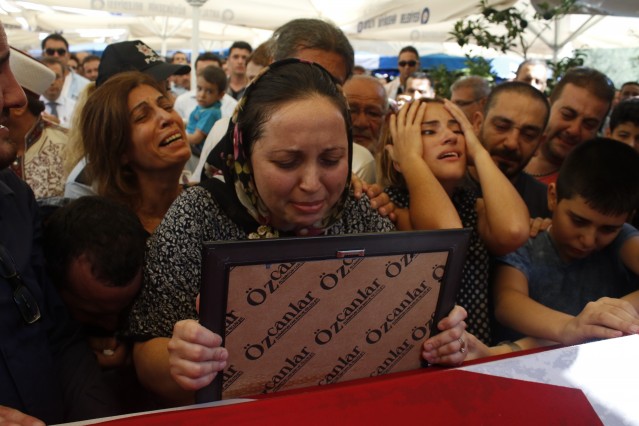 Olay, dün sabah saat 06.30 sıralarında Mardin'in Dargeçit İlçesinde meydana geldi. İlçe girişinde inşaatı devam eden bir okulda teröristler yangın çıkardı. Yangına müdahale eden itfaiye ekibinin güvenliğini sağlamak için giden polis ekibinin bulunduğu zırhlı araç geçerken teröristler yola döşedikleri patlayıcıyı infilak ettirdi. Patlamada zırhlı araç hasar görürken, patlamayla birlikte havaya fırlayan zırhlı araçta bulunan Dargeçit İlçe Emniyet Amiri evli ve iki çocuk babası İbrahim Halil Aksoy, polis memurları 29 yaşındaki Akif Hatunoğlu, 31 yaşındaki Mehmet Hüseyin Balta ve 22 yaşındaki Ahmet Akalın şehit oldu.
