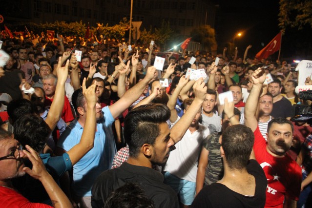 Buradan Alanya Askerlik Şubesi’ne gelen çoğunluğu ülkücülerin oluşturduğu kalabalık, nüfuz cüzdanlarını çıkararak ‘Bizi tekrar askere alın’ şeklinde şube yetkililerine seslendi.