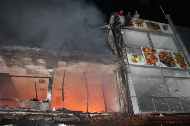Kısa sürede çevre dükkanlara sıçrayan alevlere ilk müdehale Antalya Büyükşehir İtfiyesi'ne bağlı Alanya İtfaiye ekipleri tarafından yapıldı.