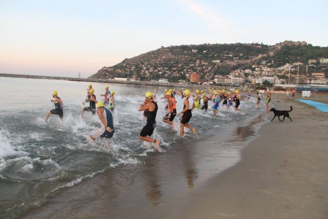 Yarışlar saat 16.30 da yaş grubu olimpik mesafe de dereceye giren sporculara ödül töreni ile son bulacak.
