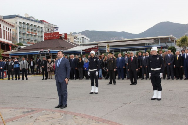 Atatürk'ün Alanya'ya gelişinin 81. yıldönümü törenlerle kutlandı. Törende bir konuşma yapan Alanya Kaymakamı Dr. Hasan Tanrıseven, ''Atatürk'ün gösterdiği doğrultuda önder ülke olmak için var gücümüzle çalışacağız'' dedi.

Atatürk’ün Alanya’ya gelişinin 81. yıldönümü kutlama programı, İskele'deki Atatürk Anıtı'na çelenk sunumu ve İstiklal Marşı'nın okunmasıyla başladı. Alanya Kaymakamı Dr. Hasan Tanrıseven, kutlama programında katılımcı öğrencilere, öğretmenlere ve protokol üyelerine yaptığı konuşmasında Cumhuriyetin Kurucusu Ulu Önder Mustafa Kemal Atatürk’ün 81 yıl önce Alanya'ya geldiğini belirterek Atatürk ve silah arkadaşlarını, vatan için şahadet mertebesine erişenleri şükranla andığını ifade etti.

KAYMAKAM TANRISEVEN ''TÜRK TURİZMİNİN YILDIZI OLAN ALANYA'MIZI DAHA DA ÇOK PARLATMAK ÇALIŞMALARIMIZI SÜRDÜRECEĞİZ''

Alanya Kaymakamı Dr. Hasan Tanrıseven konuşmasının devamında şunları kaydetti: '' Bugün Cumhuriyetimizin kurucusu Ulu Önder Atatürk'ün Alanya'ya gelişinin 81. yıldönümünü kutluyoruz. Ulu Önder Atatürk'ün bizlere gösterdiği yol doğrultusunda çalışmalarımızı sürdüreceğiz. Sevgili gençler; Atatürk'ün bizlere gösterdiği muasır medeniyet seviyesine ulaşmak için daha çok çalışacağız. Bu çalışmaları elbirliği ile yapacağız ki bu coğrafyada, Türkiye Cumhuriyeti en güçlü ve önder ülke olmaya devam edecektir. Geçmişe baktığımız zaman Türkiye'nin, Antalya'nın ve Alanya'mızın çok daha iyi yerlere geldiğini görüyorum. Ama bununla yetinmeyeceğiz ve önder ülke olmak için var gücümüzle çalışmalarımızı sürdüreceğiz. Olaylardan, bir takım aksaklıklardan asla yılmayacağız. 	Dünkü terör saldırısında olduğu gibi bu gibi olaylar bizim geleceğe endişe ile bakmamıza değil aksine daha çok bilenmemize ülkemizi sevmemize ve birbirimize kenetlenmemize vesile olacaktır. Ankara'daki saldırıda hayatlarını kaybeden Türk Silahlı Kuvvetleri Mensuplarına ve vatandaşlarımıza Allah'tan rahmet diliyorum. İnşallah el birliği ile çalışmalarımızı sürdürerek ülkemizi iyi bir yerlere getirme gayreti içerisinde olacağız. Türk turizminin yıldızı olan Alanya'mızı daha da çok parlatmak için Atatürk'ün gösterdiği doğrultuda çalışmalarımızı sürdüreceğiz.''

Alanya Belediye Başkan Vekili Mehmet Kula yaptığı konuşmada, Ankara’da dün gerçekleşen Terör saldırısını kınayarak sözlerine başladı. Belediye Başkan Vekili Kula, medeniyetlere ev sahipliği yapmış olan Alanya’yı 18 Şubat 1935’te ziyaret eden Ulu Önder Atatürk’ü büyük bir özlemle andıklarını belirterek birlik ve beraberlik içinde olunması gerektiğini söyledi.

Hasan Çolak Anadolu Lisesi Tarih öğretmeni Raşit Fehmi Raşitoğlu’nun günün anlam ve önemini belirten konuşmasının ardından Atatürk’ün Alanya’ya gelişi ile ilgili şiirleri; Hayate Hanım Ortaokulu ve Fevzi Alaettinoğlu Anadolu Lisesi öğrencileri tarafından okundu. Protokol, misafir ve öğrencilerin Atatürk Evi’ni gezmesiyle devam eden kutlama programı, saat 10.30'da da Atatürk’ün Alanya’ya gelişi ile ilgili kros yarışmasının ve Türkiye Atletizm Federasyonunun programında yer alan Atletizmi Geliştirme Yarışmasının düzenlenmesi ile son buldu.