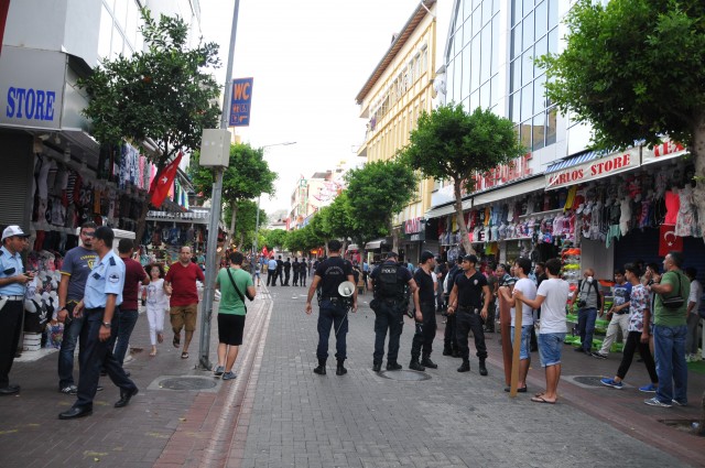 Atatürk Anıtı önünde toplanan grubu sakinleştirmek için çaba gösterenler arasına Alanya Kaymakamı Dr. Hasan Tanrıseven'in ardından Alanya Belediye Başkanı Adem Murat Yücel de katıldı. Ancak kalabalık HDP tabelasını indirmekte kararlıydı.