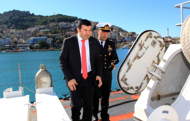 Alanya Kaymakamı Dr. Hasan Tanrıseven, yeni turizm sezonu öncesinde sahil şeridini ve rıhtımı gezerek incelemelerde bulundu. Rıhtımda tur teknelerinin sahipleri ve vatandaşlarla sohbet eden Kaymakam Tanrıseven, “Yeni turizm sezonunda umutsuzluğa yer yok” dedi.

Ayrıca Alanya Kaymakamı Dr. Hasan Tanrıseven, rıhtımda vatandaşlarla yaptığı sohbetin arkasından yeni turizm sezonu öncesi Sahil Güvenlik Bot Komutanlığı, Liman Başkanlığı ve Gümrük Müdürlüğü'nü ziyaret ederek, yeni turizm sezonu için yapılan çalışmaları yerinde inceleme yaparak denetlemelerde bulundu.

DEVLETE VE MİLLETE GÜVENİMİZ TAM

Alanya Kaymakamı Dr. Hasan Tanrıseven, rıhtımdaki tur teknelerinin sahiplerini ve esnaflarını ziyareti esnasında, yeni turizm sezonuna hazır olup olmadıklarını sordu.
 
Karşılarında Kaymakam Tanrıseven'i gören esnaf şaşkınlarını gizleyemeyerek, ziyaretten dolayı memnuniyetlerini dile getirdiler. Yeni turizm sezonuna hazırlık yaptıklarını belirten esnaflar, ''Devletimize ve milletimize güvencimiz tam. Devletimizin ve sizlerin destekleri ile yeni turizm sezonunun iyi geçeceğini ümit ediyoruz. Hükümetimizin açıklamış olduğu destek paketinden umutluyuz. Yapmış olduğunuz ziyaret bizlere motive etti'' dediler. 

Alanya Kaymakamı Dr. Hasan Tanrıseven, ''Hükümetimiz turizm eylem planını açıkladı. Yeni turizm sezonu inşallah iyi geçecek. El birliği ile çalışacağız.'' dedi.

ALANYA SAHİLLERİNİN GÜVENLİĞİ İÇİN GEREKLİ BÜTÜN ÇALIŞMALAR YAPILIYOR

Alanya Kaymakamı Dr. Hasan Tanrıseven, yaptığı ziyaretlerin ilk durağı olan Alanya Sahil Güvenlik Bot Komutanlığında Yüzbaşı Gökhan Sayar tarafından karşılandı.

Alanya Kaymakamı Dr. Hasan Tanrıseven, Sahil Güvenlik Grup Komutanlığına ait deniz araçların ve Sahil Güvenlik Gemisinde incelemelerde bulundu. Kaymakam Tanrıseven, Sahil Güvenlik Devriye Botu ile Alanya sahillerini Yüzbaşı Gökhan Sayar ile gezdi.

Yüzbaşı Sayar, yıl boyunca yapmış oldukları faaliyetler hakkında Alanya Kaymakamı Dr. Hasan Tanrıseven'e bilgi vererek, yeni turizm sezonuna hazır olduklarını ve Sahil Güvenlik Komutanlığı olarak denizlerin korunması ve oluşabilecek her türlü olumsuzluklara karşı görev yaptıklarını belirtti. Alanya deniz sınırları içerisinde yasa dışı su ürünleri avcılığı, deniz turizmi denetimi, deniz kirliliği ile mücadele, arama kurtarma ve düzensiz göçün önlenmesi için planlı bir çalışma yürüteceklerini belirten Yüzbaşı Sayar, Alanya sahillerinin güvenliği için gerekli tüm tedbirlerin alındığını aksaklıklara meydan verilmeyeceğini söyledi.

KAYMAKAM TANRISEVEN ''ALANYA BİR HUZUR VE GÜVEN KENTİDİR''

Alanya Kaymakamı Dr. Hasan Tanrıseven, ''Huzur ve güven dolu bir Alanya için gayret gösteriyorsunuz. Alanya sahilleri sizlere emanet. Yeni turizm sezonu öncesinde bütün eksiklerimizi tamamlayarak ülkemizi ve Alanya’yı ziyaret edecek turistleri güler yüzle karşılayalım. Alanya huzur ve güven kentidir. Yurt dışından deniz yoluyla gelen misafirlerimizi sizler de en iyi şekilde ağırlamalısınız'' dedi. 

LİMAN BAŞKANLIĞI YENİ TURİZM SEZONUNA HAZIR

Alanya Kaymakamı Dr. Hasan Tanrıseven, Sahil Güvenlik Bot Komutanlığına yapmış olduğu ziyaretin ardından Liman Başkanlığını da ziyaret etti. Kaymakam Tanrıseven, Liman Başkanı Edip Ballıkaya'dan yeni turizm sezonu öncesi yapılan çalışmalar ve hazırlıklar hakkında bilgi aldı.

Kaymakam Tanrıseven'e iş ve işlemler hakkında bilgi veren Ballıkaya, yeni turizm sezonu için yapılan hazırlıkları büyük ölçüde tamamladıklarını söyledi. Başkan Ballıkaya, ''Yeni turizm sezonu öncesi, günübirlik ve saatlik teknelerin genel bakımları yapılıyor. Teknelerin yıllık vizeleri ve 5 yılda bir verilen belgeleri kontrol ediliyor. Kruvaze gemilerini, Gümrük Müdürlüğü ve Sahil Polisi ile karşılayıp gerekli işlemleri birlikte yapacağız. Yeni turizm sezonu öncesi vatandaşlara gereken kolaylıkları gösteriyoruz. Karşılaştıkları sorunların çözümü için de yardımcı oluyoruz'' dedi.

KAYMAKAM TANRISEVEN ''KURUMLAR UYUM İÇERİSİNDE ÇALIŞMALI''

Alanya Kaymakamı Dr. Hasan Tanrıseven, Kruvaziyer turizminin önemine değindi. Sahil ve limanlar konusunda Kaymakamlık, Belediye, Büyükşehir Belediyesi, Kolluk Kuvvetleri, Liman Başkanlığı ve ilgili tüm kuruluşların koordinasyon ve uyum içerisinde olması gerektiğini söyleyen Kaymakam Tanrıseven, turizm sezonunun hem işletmeler, hem de kruvaziyer turizmi açısından iyi geçmesi temennisinde bulundu. Kaymakam Tanrıseven  şunları kaydetti: ''Limanda hareketlilik olması Alanya turizmine katkı sağlayacaktır. 2015 yılı turizm sezonunda gelen gemiler ve turistler verilen hizmetten memnundu. Bu sene de geçen sene gibi özverili çalışmalıyız. 2016 turizm sezonunun Alanya'mıza hayırlı olmasını temenni ediyorum.''

GÜMRÜK MÜDÜRLÜĞÜ SEZON İÇİN HAZIRLIKLARINI TAMAMLADI

Ziyaretlerin son durağında Gümrük Müdürlüğü'nü ziyaret eden Alanya Kaymakamı Dr. Hasan Tanrıseven, Gümrük Müdürü Zuhal Hazar'dan kurumun yeni turizm sezonu için yaptığı hazırlıklar hakkında bilgi aldı.

Kaymakam Tanrıseven'in ziyaretinden dolayı mutlu olduklarını ifade eden Gümrük Müdürü Zuhal Hazar, yeni turizm öncesi yapılan çalışmalar hakkında detaylı bilgi verdi. Gümrük girişlerinin aktif olduğu, gerek havalimanında gerekse yat limanı ile birlikte gümrük girişlerinde gereken çalışmaların yapıldığını belirtti. Sezonun açılması ile birlikte yoğun olan birimlere memur takviyesi yaparak yeni turizm sezonu için son hazırlıkları da tamamlayacaklarını söyleyen Gümrük Müdürü Hazar şunları söyledi:

''Yurtdışından gelen misafirlerimizi ilk karşılayanlardan birisi de gümrük personelidir. Sayın Kaymakamımızın da söylediği gibi Türkiye Cumhuriyeti Devletinin güleryüzünü misafirlerimize göstereceğiz. Gümrük geçişlerinde kaçak eşya ve benzeri olaylara karşı teyakkuz halinde olacağız. Kanunların bize verdiği yetkiler çerçevesinde vatandaşımıza ve turistlere gereken hizmetleri vereceğiz.''

TANRISEVEN ''GÜMRÜK TEŞKİLATI ÜLKE GÜVENLİĞİ VE EKONOMİSİ AÇISINDAN VAZGEÇİLMEZ''

Alanya Kaymakamı Dr. Hasan Tanrıseven, Gümrük Teşkilatının ülke güvenliği ve ekonomisi açısından vazgeçilmez bir unsur olduğunu belirtti. Kaymakam Tanrıseven, “Özellikle kaçakçılıkla mücadele etmek ve kayıt dışı ekonominin önüne geçmek için Gümrük çalışanlarının görevlerini layıkıyla yapmaları gerekir. Yeni turizm sezonunda da  geçen sene olduğu gibi özveri ile çalışmalıyız. Gelen misafirlerimize güleryüzlü, nazik davranmalıyız'' dedi.

KAYMAKAM TANRISEVEN ''KURUMLARIMIZ YENİ TURİZM SEZONUNA HAZIR''

Alanya Kaymakamı Dr. Hasan Tanrıseven, gerçekleştirmiş olduğu ziyaretlerin ve denetlemelerin ardından değerlendirmede bulunarak şunları kaydetti: ''Yeni turizm sezonu öncesinde gerçekleştirmiş olduğumuz ziyaretlerde, vatandaşlarımızın yeni sezona umutla baktıklarını gördük. Ziyaret ettiğimiz Sahil Güvenlik Bot Komutanlığı, Liman Başkanlığı ve Gümrük Müdürlüğü yeni turizm sezonu öncesinde tüm hazırlıklarını tamamlayarak, verimli bir sezon için gayret göstermektedirler. Hükümetimizin açıklamış olduğu turizm eylem planı çerçevesinde yeni sezona umutla bakıyoruz. Turizm eylem planı memleketimiz için hayırlı uğurlu olsun. Yeni sezonda elbirliği ile çalışacağız. İyi ve verimli bir sezon geçirmemizi temenni ediyorum. ''