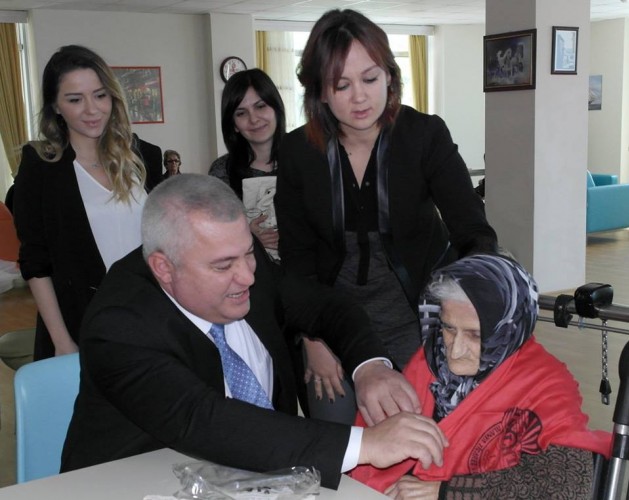 Alanya Ticaret ve Sanayi Odası Başkanı Mehmet Şahin, 8 Mart Dünya Kadınlar Günü etkinlikleri çerçevesinde, Alanya Huzurevi’ni ziyaret etti. Huzurevi sakinlerinin tek tek elini öpen Başkan Şahin, bayanlara şal, fular, ve karanfil; baylara da kravat hediye etti.

Ziyarette, ALTSO Yönetim Kurulu Üyesi Banu Okan Kavukçu ve TOBB Antalya Kadın Girişimciler Kurulu İcra Komitesi Başkan Yardımcısı Özlem Öz Kural da yer aldı. Kavukçu ve Kural da Başkan Şahin gibi huzurevi sakinleri ile birebir görüşmeler yaparak onlara moral verdiler, isteklerini dinlediler.

8 Mart Dünya Kadınlar Günü sebebiyle Alanya Huzurevi’ne bir ziyaret gerçekleştirdiklerini ifade eden Başkan Şahin, “Burada annelerimizi ve diğer tüm büyüklerimizi ziyaret ederek onlara moral vermek istedik. Hepimiz yaşlanacağız. Onlar da şu anda evlatlarından ayrılar ve gelen misafir kim olursa olsun dört gözle bekliyorlar. Burada Huzurevi Müdürümüz Esra Özarslan ve çalışanları sağ olsunlar bu ilgiye muhtaç büyüklerimize ellerinden geldiği kadar devletimizin şefkatini hissettiriyorlar. Gerçekten modern bir huzurevine sahip Alanya’mız. Bu gibi vesilelerle buradaki büyüklerimizi ziyaret ederek elimizden gelen desteği vermeye devam edeceğiz” dedi.

ÖZARSLAN’DAN ŞAHİN’E TEŞEKKÜR

Başkan Şahin’i kapıda karşılayan, Huzurevi Müdürü Esra Özarslan ise ALTSO Başkanı Mehmet Şahin’in her zaman desteğini gördüklerini söyledi. Başkan Şahin’le kısa bir görüşme gerçekleştiren Özarslan, ”Başkanımız Mehmet bey ile Banu ve Özlem hanıma nazik ziyaretlerinden dolayı çok teşekkür ederim. Huzurevi sakinlerimiz çok mutlu oldular. Sağ olsunlar ne zaman bizim yanımızdalar ve destek oluyorlar” dedi.