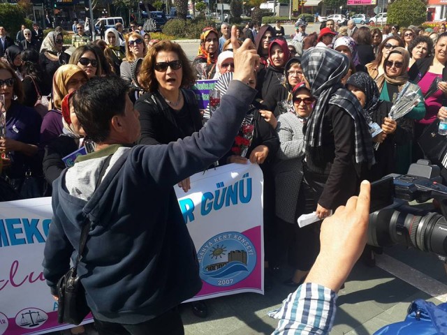 8 Mart Dünya Kadınlar Günü etkinlikleri kapsamında Atatürk Anıtı önünde yapılan kutlamalar sırasında iki erkek katılımcı "Biz de hak istiyoruz" diyerek bağırmaya başlayınca polis tarafında gözaltına alındılar.

Alanya Kent Konseyi'nin organizasyonluğunda Atatürk Anıtı önünde kutlama programı yapıldı. Her yıl olduğu gibi bu yıl da 'Kadına Şiddete 'Hayir' Bir Fırça da Sen At' temali etkinlik yapıldı. Daha sonra günün anlam ve önemine ilişkin konusmalar yapıldı. AKP İlçe Kadın Kolları Başkanı Şükran Çalık'ın konuşması esnasinda bazi tatsızlıklar da yaşandı. Çalık'ın "Kadınlar AKP ile daha özgür hale geldi, hakları arttı" ifadelerinin üzerine iki erkek vatandaş tepki gösterdi. Çalık'ın üzerine yürüyen vatandaşları polis güçlükle ayırdı. "Kadın hakları sizinle birlikte ayaklar altına alındı" diyen vatandaşlar alandan uzaklaştırıldı, ekipler tarafından uzaklaştırıldılar.