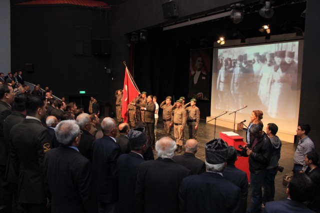 Tüm yurtta olduğu gibi '18 Mart Şehitler Günü ve Çanakkale Zaferi'nin 101. Yıldönümü' programı için çeşitli etkinlikler düzenlendi.

Çanakkale Zaferi’nin 101. Yıl Dönümü ve 18 Mart Şehitleri Anma Günü etkinlikleri, saat 09.00’da Atatürk Anıtı'na Alanya Kaymakamı Dr. Hasan Tanrıseven'in çelenk sunmasıyla başladı. Atatürk Anıtı önünde düzenlenen çelenk sunumu, saygı duruşu ve İstiklal Marşı'nın okunmasının ardından, anıt önünde düzenlenen tören sona erdi.

ÖĞRENCİLERDEN 18 MART NEDENİYLE ORATORYO GÖSTERİSİ

Çanakkale Zaferi’nin 101. Yıl Dönümü ve 18 Mart Şehitleri Anma Günü etkinlikleri, Alanya Kültür Merkezi’nde düzenlenen program ile devam etti.

Atatürk Anıtı önünde düzenlenen törenden sonra, törene katılanlar Alanya Kültür Merkezi A Salonuna geçerek, Milli Eğitim Müdürlüğü tarafından koordine edilen Çanakkale Zaferi Programını izlediler. Programın açılış konuşmasını Şehit Abdullah Ümit Sercan Anadolu Lisesi Müdürü Mevlüt Uysal yaptı. Günün anlam ve önemini belirten konuşmayı yapan Şehit Abdullah Ümit Sercan Anadolu Lisesi Tarih öğretmeni Şükrü Cihan Ercin'in ardından, Şehit Abdullah Ümit Sercan Anadolu Lisesi Kültür Edebiyat Kulübü öğrencileri, "Çanakkale Geçilmez – Çanakkale'den Ankara’ya" adlı Oratoryo gösterisi sergilediler.

TANRISEVEN VE PROTOKOL ÜYELERİNDEN ŞEHİTLERE ZİYARET

Alanya Kültür Merkezi A Salonunda düzenlenen törenin ardından, Alanya Kaymakamı Dr. Hasan Tanrıseven, protokole mensup üyeler ve şehit yakınları ile birlikte İlçe Şehitliği'ni ziyaret ettiler. Alanya Kaymakamı Dr. Hasan Tanrıseven, şehitlik özel defterini imzalayarak şehit mezarlarına el çelengi bıraktı. Şehit mezarları ziyaret edildikten sonra İlçe Müftülük görevlileri tarafından şehitlerimizin ruhuna dualar okundu.

TANRISEVEN ŞEHİT YAKINLARI İLE YAKINDAN İLGİLENDİ

Alanya Kaymakamı Dr. Hasan Tanrıseven, İlçe Şehitliği'ni ziyareti esnasında, şehit yakınları ile bir süre sohbet edip, herhangi bir isteklerinin olup olmadığını sordu. Ziyarette, şehitler rahmet ve minnetle anılırken duygu dolu anlar yaşandı.