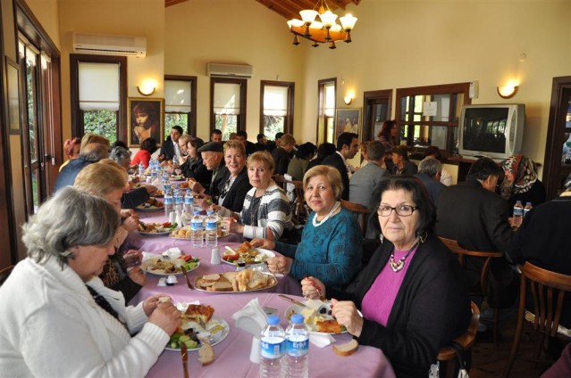 Alanya Belediyesi, Yaşlılar Haftası nedeniyle Tevfik Hoca Alanya Evi müdavimlerine kahvaltı düzenledi. Yaklaşık 60 vatandaşın katıldığı kahvaltıda konuşan Alanya Belediye Başkan Yardımcısı Nazmi Yüksel, “Belediyemiz, 365 gün sizlerin hizmetinde. ” dedi.

Alanya Belediyesi, Yaşlılar Haftası nedeniyle Tevfik Hoca Alanya Evi müdavimlerine kahvaltı düzenledi. Yaklaşık 60 vatandaşın katıldığı kahvaltıda konuşan Alanya Belediye Başkan Yardımcısı Nazmi Yüksel, “Belediyemiz, 365 gün sizlerin hizmetinde. ” dedi.

Ülkemizde 18-24 Mart tarihleri arasında kutlanan Yaşlılar Haftası bugün başladı. Hafta nedeniyle Alanya Belediyesi, Tevfik Hoca Alanya Evi müdavimi olan yaşlı vatandaşlar için bir kahvaltı programı düzenledi. Programa Başkan Yardımcısı Nazmi Yüksel’in yanı sıra Belediye Sosyal Yardım İşleri Müdürü Bilal Nurgül, Engelsiz Park ve Yaşam Merkezi Psikologu Esra Yemez, Tevfik Hoca Evi Hemşiresi Muazzez Kaya, Kadıpaşa Mahallesi Muhtarı Hasan Öner, basın mensupları ve Tevfik Hoca Evi müdavimi yaşlılar katıldı.

“DİĞER HİZMETLERİMİZİN YANISIRA SOSYAL PROJELERİMİZ DE ÇOK ÖNEMLİ” 

“Yaşlılar Haftası bizim için önemli, ancak sizler ise her gün önemlisiniz” diyerek sözlerine başlayan Başkan Yardımcısı Nazmi Yüksel, “Alanya Belediyesi olarak yaşlılarımıza çok değer veriyoruz. Sadece Yaşlılar Haftası’nda değil, 365 gün bu mekanı kullanabilirsiniz. Alanya Belediyesi olarak yol, su, köprü ve diğer park bahçe hizmetlerinin yanı sıra sosyal projelerimize de çok önem veriyoruz. Sizler, engelli bireylerimiz, gençlerimiz bizim için çok önemlidir. Belediye Başkanımızın önderliğinde, 365 gün sizler için, vatandaşlarımız için çalışıyoruz” dedi. 

“BİZE BU FIRTASI VERDİĞİNİZ İÇİN TEŞEKKÜR EDERİZ”

Tevfik Hoca Alanya Evi müdavimi yaşlılar adına söz alan Emekli Öğretmen Çiğdem Çopuroğlu ise “Bize böyle bir buluşma mekanı verdiğiniz için Belediye Başkanımıza, size ve ekibine çok teşekkür ederiz. Bizim bu mekanda çok güzel paylaşımlarımız oluyor. Bir birimizin sevincini, üzüntüsü paylaşıyoruz. Belediye bize burada ücretsiz psikolojik destek, fizyoterapi ve pansuman gibi hizmetleri de veriyor” ifadesini kullandı.

ENGELLİLERDEN JEST

Özel Özgün Kardelen Eğitim ve Rehabilitasyon Merkezi öğrencileri de bir sürpriz yaparak programa dahil oldu. Engelli öğrenciler yaşlılara karanfil dağıtarak ellerini öptü.