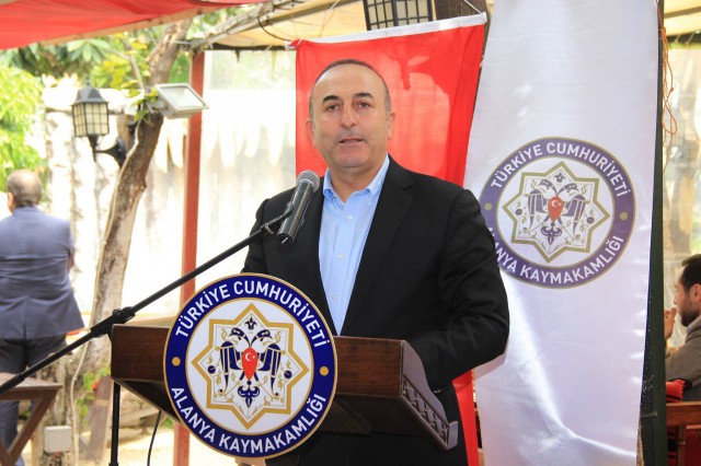 Dışişleri Bakanımız Sayın Mevlüt Çavuşoğlu, Alanya Kaymakamı Dr. Hasan Tanrıseven’in ev sahipliğinde düzenlenen öğle yemeğinde kurum müdürleri, oda başkanları, sivil toplum kuruluşları temsilcileri ve turizmcilerle bir araya geldi. 

Düzenlenen yemekte konuşan Alanya Kaymakamı Dr. Hasan Tanrıseven, Dışişleri Bakanı Mevlüt Çavuşoğlu’nun turizmin sıkıntılı olduğu süreçte, Alanya’ya gelerek turizm ve birçok konularda moral verdiğini belirtti. 

TANRISEVEN “KARAMSAR OLDUĞU BİR DÖNEMDE BİZLERE MORAL VEREN SAYIN BAKANIMIZA TEŞEKKÜR EDİYORUM”

Alanya Kaymakamı Dr. Hasan Tanrıseven konuşmasının devamında şunları kaydetti: 

“Alanya’nın değerli protokolü sivil toplum ve kuruluşlarının değerli başkanları, bizler de bu nezih topluluğa ev sahipliği yapmaktan mutluluk duyuyoruz. Sayın Bakanım bundan önce turizmde herkesin karamsar olduğu bir ortamda geldiniz ve çok geniş katılımlı olarak bütün turizmcilere ve Alanya’ya moral verdiniz. Orada da demiştim ki Sayın Bakanımıza çok rahat ulaşabiliyoruz, bütün sorunlarımızı dile getiriyoruz ve “Sayın Bakanımız hükümet nezdinde inanıyoruz ki gerekli çalışmaları yapacaktır.” demiştik. Teşekkür ediyoruz. Hemen gittiniz ardından Sayın Başbakanımız yeni bir paket açıkladı. Turizmcileri rahatlatacak çeşitli tedbirler getirildi. İnanıyoruz ki buradaki turizmcilerimiz Alanya’nın yetkili birimleri odalarımız sorunlarını size iletecekler yeni sezonda da inşallah sizlerin desteğinizle güzel müjdeler alacağız. Son günlerde Türkiye’ye karşı olan politikalarda bir yumuşama olduğunu turizmde de olumlu gelişmeler olduğunu büyük bir mutlulukla görüyoruz ve seviniyoruz. Sayın Bakanım  ocak ayında yaptığımız toplantıda özellikle üniversitelere verdiğiniz önemi dile getirmiştiniz. Sizlerin desteğinizle gerek devlet üniversitemiz olan Alanya Alaaddin Keykubat Üniversitesi gerek vakıf üniversitemiz olan Alanya Hamdullah Eminpaşa Üniversitesi yollarına devam ediyorlar. Verdiğiniz destek için sizlere minnettarız. Sizlerin desteğinizle YÖK Başkanımızı ziyaret ettik. Sayın Başkandan büyük destek aldık yeni açılacak bölüm ve fakülteler hakkında. Keza desteklerinizle Alanya Hamdullah Emin Paşa üç yeni bölüm açıldı. Yüksek lisans için müracaatlarımız var, onlara da desteğinizin süreceğine inanıyoruz. Alanya’nın aynı zamanda bir turizm kenti değil bir üniversite kenti haline getirilmesi için de çabalarımız devam ediyor. Hem maddi katkılarınız var hem manevi katkılarınız var hem bürokraside de bu yeni fakülteler bölümler açılması Üniversitelerimizin büyümesi için de gayretleriniz var. Onun için de sizlere minnettarız, inanıyorum ki bugün vereceğiniz olumlu haberlerle Alanya’mızda tekrar bir umut dalgası yaratacağınıza inanıyoruz." 

ÇAVUŞOĞLU “BU ŞEHRİ YÖNETİCİLER SAHİPLENMEZSE HİZMETLER HEP EKSİK KALIR”

Gösterilen ilgiden dolayı teşekkür eden Dışişleri Bakanımız Sayın Mevlüt Çavuşoğlu ise yapmış olduğu konuşmada şunları kaydetti: 

"Alanya da evimde bana gösterdiğiniz ilgiden dolayı teşekkür ederim. Avrupa standartlarına ulaşmak için uğraşıyoruz ama kendi geleceklerimizi de yaşatmak için çalışıyoruz. Alanya'ya her gelişimizde Alanya'nın sorunlarıyla birebir uğraşan arkadaşlarımızla bir arada olmaktan dolayı mutluyuz. Dün Türkiye - İsveç maçı için buradaydım. Milli takımı da tebrik ediyorum. Alanya'ya her gelişimde sizlerle neden bir araya geliyorsunuz. Amacımız Alanya'nın sorunlarını çözmektir. Bu şehri yöneticiler sahiplenmezse hizmetler hep eksik kalır. Biz elimizden geldiğince sizlerin taleplerini değerlendirip hizmet etmeye çalışıyoruz. Çok şükür yanımızda yönetilemeyen ülkeler var ama Türkiye olarak istikrarımızı koruyoruz. Turizmin bazı konulardan dolayı etkilendiğini biliyoruz ama böyle günlerden de ders çıkarmak gerekiyor. Bu yüzden birlik beraberlik içerisinde olmalıyız. Güzel Alanya'mız sayesinde dünyada bir markayız ama başka ülkelerden turistlere de ulaşmak gerekiyor. Bölgeye daha fazla uçuşu sağlamanın yollarını aramalıyız. Bu sene zor olabilir ama hep birlikte atlatabiliriz" dedi.

Yemek sonunda Kurum Müdürleri, Oda Başkanları, STK Temsilcileri Dışişleri Bakanımız Sayın Mevlüt Çavuşoğlu ile bir araya getirdikleri için Alanya Kaymakamı Dr. Hasan Tanrıseven'e teşekkür ettiler.