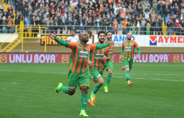 12.dakikada Gassama’nın sağ kanattan getirdiği topta Wagner Love’un kafa vuruşunun ardından Viera'nın eline çarpan top sonrası hakem penaltı noktasını gösterdi.
13. dakikada penaltıda topun başına geçen Vagner Love'un vuruşunda top ağlara gitti. 1-0