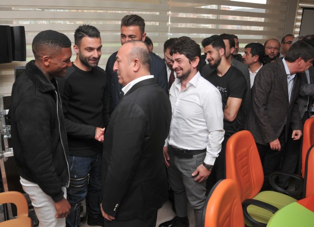 Antalya Büyükşehir Belediye Başkanı Menderes Türel ise, Alanyaspor’un Süper Lig'e çıktığı günü dün gibi hatırladıklarını söyledi. Sportif başarıların profesyonel bir futbol kulübü için çok önemli olduğunu ancak tesis olmadan başarının mümkün olmadığını belirten Türel, “Alanyaspor’umuza yakışan bir tesis gerekiyordu. Sezon arasında Antalyaspor'umuzun tesisini açtık. O proje benim ilk belediye başkanlığı dönemimdeki projelerimden birisiydi. Ancak tamamlayabilmek nasip oldu. Biz o projeyle yola çıktığımızda bir iddia ortaya koymuştuk ve Antalyaspor Tesisleri'nin Avrupa'nın en iyi tesisleri olacağını iddia ettik. Bugün ulusararası futbol camiasında yer alan kim varsa, o tesisi görünce "Avrupa'da bile böyle bir tesis göremedik" dediler. Şimdi Alanyaspor'a da aynı tesislerden yapacağız. Hatta daha iyisi olacak. Çünkü sonradan yapılan herşeyin daha iyisi yapılır” diye konuştu.