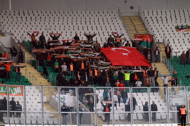 A. Alanyaspor taraftarı ise deplasmanda takımını yalnız bırakmayarak 90 dakika susmadılar.