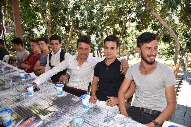 Evlatlarınız bugünden itibaren TSK bünyesine dâhil oluyor. Mehmetçik bu vatan uğruna çocuğunu beşikte, eşini tarlada bırakıp vatan savunmasına koşanların ortak adıdır. Onlara güven duyunuz. Ne mutlu size bu kahramanları yetiştirdiğiniz için. Mehmetçikler bu ocak peygamber ocağı. Bu ocak vatanına milletine güvenenlerin toplandığı bir yer. Bu ocakta ben değil, biz var. Mehmetçik olmak onurdur." dedi.