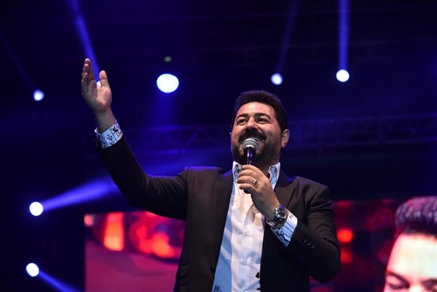 KAYA, “BU YOLLARI AÇMAK BU KADAR İNSANI BURAYA GETİREBİLMEK KOLAY İŞ DEĞİL”

Gökbel Güreşleri’nin ilk gününde sahne alan Serkan Kaya, basına verdiği röportajda, “ Bu yolları yapmak bu kadar insanı buraya getirmek kolay iş değil. Belediye Başkanını ve ekibini gönülden tebrik ediyorum. Gökbel muhteşem bir yayla. Dünyanın her yerinden insanların Alanya’ya gelmesi, Alanya’yı görmesi gerektiğini düşünüyorum.” Dedi.