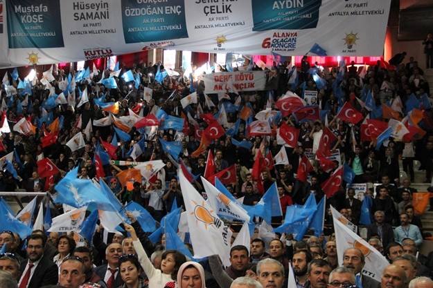 FETÖ’ye hizmet eden siyasi partiler bu ülkeye verecek bir şeyi olmadığı belirten Çavuşoğlu, “Bu nasıl Amerika’da birçok kurumlar FETÖ’nün yönlendirmesiyle hareket ediyorsa New York'taki dava dahil bugün Cumhuriyet Halk Partisi de ve bazı partiler de FETÖ’nün güdümündedir. Ben Alanya’da da vatanını milletini seven CHP’lileri biliyorum. Onlara da diyorum ki sırf parti adına FETÖ’nün güdümünde olan ve PKK’ya sempati duyan insanların peşinde koşmayın kardeşim. Bunları size niye anlatıyorum biliyor musunuz? Biz ne kadar çalışmamız lazım ve güçlü olmamız lazım bunları görelim diye. Ayrıca sevgili Alanyalılar bizim sorumluluğumuz 80 milyonla sınırlı değil. Bizler bizden yardım bekleyenlere sırtımız dönemeyiz. Oralara gitmemiz lazım. Devam etmemiz lazım. Tüm dünyadaki mazlumların umududur Türkiye, bunun bilincinde çalışacağız ben sizlere her zaman güvendim” dedi.