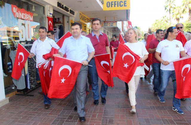 Alanya Çevre Koruma ve Dayanışma Derneğinde yapılan kahvaltının ardından Alanya Kaymakamı Dr. Hasan Tanrıseven, Alanya Belediye Başkan Yardımcısı Tunahan Kasapoğlu, ALKOD Başkanı Ömer Göker ve Oda Başkanları esnaf ve vatandaşları ziyaret ederek bayrak dağıttılar.