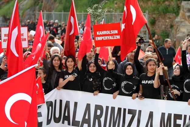 Adnan Yavuz’un konuşmasını tamamlamasının ardından kürsünün önünde bulunan CHP Alanya İlçe Başkanı Ali Takavut, Yavuz’a seslenerek ‘konuşmanda tüm liderleri saydın, neden Atatürk demedin?’ diye sorunca meydanda kısa süreli gerginlik yaşandı.