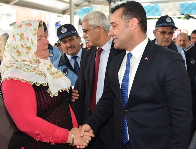 MAHALLELERE DE KAPALI PAZAR YAPILACAK

Kapalı Pazar Alanlarının mahallelerde de yaygınlaştırılacağını kaydeden Belediye Başkanı Yücel, “Batı bölgemizde Avsallar Mahallemizde Kapalı Pazar Yeri projesi hazırlıyoruz. En kısa sürede projesini tamamlayıp, çalışmalarına başlayacağız. Kentimizi modernleştirmek ve vatandaşlarımızın memnuniyetini arttırmak için Kapalı Pazar Alanlarını tüm bölgelerimizde yaygınlaştıracağız.” dedi.