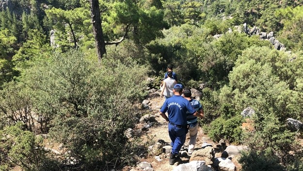 Yaklaşık 300 metre aşağıya uçtuğu belirlenen otomobildeki Mustafa Özen, eşi Havva Özen, Nebi Yüksel ve Osman Nuri Özen’in olay yerinde öldükleri anlaşıldı. Acı haberi alan yakınları olay yerine gelerek sinir krizleri geçirdi.