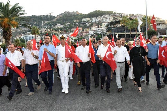 Saatlerin 00.13'ü göstermesiyle ilçedeki camilerden selalar okunmaya başlandı. Selaları dinleyen vatandaşlar daha sonra demokrasi nöbetini tutmaya devam etti.
