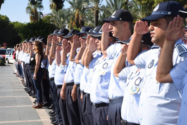 Anıt önündeki programın ardından 1999 yılında görevde şehit olan Zabıta Komseri Hayri Ünal mezarı başında ziyaret edilerek dua okundu. Saat 17.00’da ise Belediye Başkanı Adem Murat Yücel, çarşı esnafını ziyaret ederek çiçek dağıtacak.