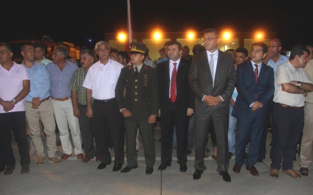 Uçaktan ilk olarak şehidin eşi Aysun ve annesi Emine indi. Şehidin 5 yaşındaki oğlu Cengizhan yakınlarının kucağında uçaktan inerken 12 yaşındaki oğlu Mehmet ise elinde Türk bayrağı ile uçaktan indi.