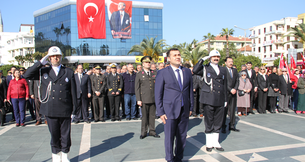 18 Mart Şehitleri Anma Günü ve Çanakkale Deniz Zaferi’nin 101. Yıl dönümü nedeniyle Alanya’da çeşitli etkinlikler düzenlendi. 

ATATÜRK ANITINA ÇELENK BIRAKILDI

Tüm yurtta olduğu gibi Alanya’da da 18 Mart Şehitleri Anma Günü ve Çanakkale Deniz Zaferi'nin 101. yıl dönümü dolayısıyla çeşitli etkinlikler düzenlendi. Hükümet Meydanı'ndaki Atatürk Anıtı'na çelenklerin sunulmasıyla başlayan törene Alanya Kaymakamı Hasan Tanrıseven, Alanya Belediye Başkanı Adem Murat Yücel, Alanya Garnizon Komutanı Binbaşı Fatih Hati, Alanya Cumhuriyet Başsavcısı Musa Taşkın,  siyasi parti ve dernek temsilcileri, kurum amirleri, gaziler, şehit yakınları, öğrenciler ve vatandaşlar katıldı. Törende önce kaymakamlık, garnizon komutanlığı ve belediye başkanlığı çelenkleri sunuldu. Sonra saygı duruşunda bulunularak İstiklal Marşı okunmasıyla meydandaki tören sona erdi. 

ÖĞRENCİLERDEN ORATORYO GÖSTERİSİ

Çanakkale Zaferi’nin 101. Yıl Dönümü ve 18 Mart Şehitleri Anma Günü etkinlikleri, Alanya Kültür Merkezi’nde düzenlenen program ile devam etti.
Protokol üyeleri ve katılımcılar, Alanya Kültür Merkezi A Salonuna gerçekleştirilen ve Milli Eğitim Müdürlüğü tarafından koordine edilen Çanakkale Zaferi Programı’nı izledi. Programın açılış konuşmasını Şehit Abdullah Ümit Sercan Anadolu Lisesi Müdürü Mevlüt Uysal yaptı. Günün anlam ve önemini belirten konuşmayı yapan Şehit Abdullah Ümit Sercan Anadolu Lisesi Tarih öğretmeni Şükrü Cihan Ercin’in ardından, Şehit Abdullah Ümit Sercan Anadolu Lisesi Kültür Edebiyat Kulübü öğrencileri, “Çanakkale Geçilmez – Çanakkale’den Ankara’ya” adlı Oratoryo gösterisi sergilediler.

ALANYA GARNİZON ŞEHİTLİĞİ ZİYARET EDİLDİ

Alanya Kültür Merkezi A Salonunda düzenlenen törenin ardından, Alanya Belediye Başkanı Adem Murat Yücel, protokol üyeleri ve şehit yakınları ile birlikte Alanya Şehitliği’ni ziyaret etti. Alanya Kaymakamı Hasan Tanrıseven, Alanya Belediye Başkanı Adem Murat Yücel, Alanya Garnizon Komutanı Binbaşı Fatih Hati şehitlik özel defterini imzaladı. Ardından Alanya Kaymakamı Hasan Tanrıseven ve Alanya Belediye Başkanı Adem Murat Yücel şehit mezarlarına el çelengi bıraktı. Şehit mezarları ziyaret edildikten sonra İlçe Müftülük görevlileri tarafından şehitlerimizin ruhuna dualar okundu.

BAŞKAN YÜCEL, ÖĞRETMENEVİ’NDE ŞEHİT AİLELERİ VE GAZİLER ONURUNA YEMEK DÜZENLEDİ

Alanya Belediye Başkanı Adem Murat Yücel, şehit aileleri ve yakınlarını ile gazileri, Alanya Öğretmenler evinde ağırladı. Alanya’da 18 Mart Şehitleri Anma Günü’nde şehit ailelerini ve gazileri yalnız bırakmayan Adem Murat Yücel Öğretmenler Evi’nde şehit ailelerine ve yakınlarına yemek verdi. Yemeğe Alanya Kaymakamı Hasan Tanrıseven, Alanya Belediye Başkanı Adem Murat Yücel, Alanya Garnizon Komutanı Binbaşı Fatih Hati, gaziler, şehit aileleri ve yakınları katıldı. Yemeğin ardından şehitlerimizin ruhuna dua okundu.