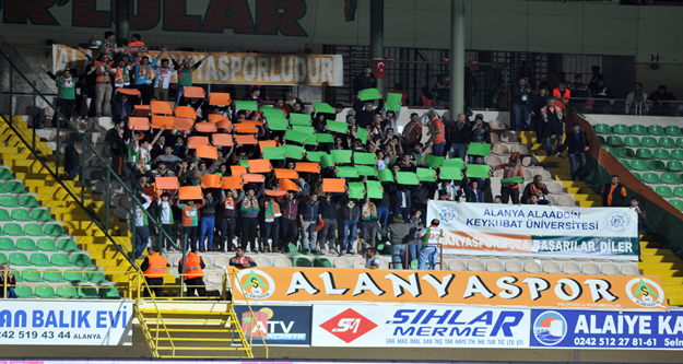 Alanyaspor, Karşıyaka karşısında 2-0'lık skor avantajını koruyamadı, Adana Demirspor maçında olduğu gibi yine son dakika yediği golle hem 2 puandan hemde liderlikten oldu. 

PTT 1. Lig'in 24. haftasında oynanan karşılaşmada Multigroup Alanyaspor sahasında Karşıyaka ile 2-2 berabere kaldı. 

STAT: Alanya Oba Stadı

HAKEMLER: Süleyman Abay, Gökmen Olgaç, Candaş Elbil

MULTİGROUP ALANYASPOR: Haydar- Yasin, Ahmet, Sezer, Kerem Can, Timuçin, Emre, Tayfur (Dk.78 Perovic), Barış (Dk.55 Caner), Sinan (Dk.84 Efecan), Ayite

KARŞIYAKA: Behram- Zeki, Tayfun (Dk.60 Şahin), Ömer Can, Tisdell, Can (Dk.68 Mahmut), Youssef, Efe Halil, Mustafa, Berkay Can, İbrahim (Dk.46 Gökhan)

GOLLER: Dk.1 Sinan, Dk.45 Timuçin (MultigroupAlanyaspor), Dk.51 Youssef, Dk.89 Gökhan (Karşıyaka)

KIRMIZI KART: Dk.90 Ayite (MultigroupAlanyaspor)

SARI KARTLAR: Sinan, Barış, Emre (MultigroupAlanyaspor), Can, Youssef, Ömer Can, Behram (Karşıyaka)

Karşılaşmanın 20. saniyesinde turuncu yeşilliler faul atışını çabuk kullandı. Tayfur’un pasında Sinan kaleciyi çalımlayarak topu ağlarla buluşturdu: 1-0. 18. dakikada Kerem Can’ın ortasında Tayfur kafa vurdu, top auta çıktı. 20. dakikada Zeki’nin ortaladığı topta Tisdell’in kafa vuruşu az farkla auta gitti. 21. dakikada Tisdell’in uzaktan sert şutunu Haydar son anda kornere çeldi. 30. dakikada Kerem Can’ın ortasında savunmadan dönen topa bu oyuncu ayağının dışıyla sert vurdu top direğin üstünden auta gitti. 35. dakikada Yasin sağ kanattan ceza alanına sokuldu. Bu oyuncunun içeriye sert çevirdiği topu Tayfur güçlükle kontrol etti ancak tehlikeyi savunma uzaklaştırdı. 37. dakikada Ayite, Tayfur’dan aldığı pasla uzaktan sert vurdu ancak top az farkla auta çıktı. 41. dakikada topu rakibinden kurtaran Barış geriden gelen Tayfur’un önüne bıraktı. Bu oyuncunun şutunu kaleci güçlükle kornere çeldi. 45. dakikada gelişen ani atakta Kerem Can’ın soldan ortasına Ayite kayarak vurdu, direkten dönen topu Timuçin ağlarla buluşturdu: 2-0. Karşılaşmanın ilk yarısı 2-0 turuncu yeşilli takımın üstünlüğüyle tamamlandı. 

50. dakikada Emre'nin pasında savunmanın arasında topu kontrol eden Sinan dönerek kaleyi vurdu kaleci Behram gole izin vermedi. 51. dakikada Youssef uzaktan vurdu, yerden giden top köşeden filelere gitti: 2-1. 63. dakikada Emre topu rakibinden kurtararak Ayite'ye verdi. Ceza alanına giren Ayite açısını kaybetti ancak sağ çaprazdan kaleye vurdu. Top yan ağlarda kaldı. 83. Dakikada Youssef’in ortasında Gökhan’ın kafa vuruşu üstten auta gitti. 88. Dakikada Efecan’ın pasında savunmanın arasında topla buluşan Perovic bekletmeden kaleye vurdu ancak top az farkla yandan auta gitti. 89. dakikada turuncu yeşilli savunma topu ceza yayında kaptırdı. Solda boşta kalan Gökhan sert bir vuruşla topu Haydar’ın solundan filelere gönderdi: 2-2. 90. Dakikada rakibine faul yapan Ayite kırmızı kartla oyundan atıldı. 90+5. dakikada Efecan rakibinden sıyrılarak topu Emre’ye aktardı. Bu oyuncu uydun durumda kaleye vurmak yerine pas vermeyi tercih edince top auta gitti. Karşılaşma 2-2 berabere sona erdi. 

İşte PTT 1.Lig Puan Durumu

1.ADANASPOR A.Ş.		41
2.MULTIGROUP ALANYASPOR		40
3.KARDEMİR KARABÜKSPOR		40
4.ADANA DEMİRSPOR		39
5.GİRESUNSPOR		        36
6.VARTAŞ ELAZIĞSPOR		36
7.BALIKESİRSPOR           	33
8.GÖZTEPE A.Ş.		        33
9.GAZİANTEP B.Ş. BLD.SPOR	32
10.ALTINORDU A.Ş.		32
11.BOLUSPOR	        	32
12.SAMSUNSPOR           	31
13.ALİMA YENİ MALATYASPOR	28
14.ŞANLIURFASPOR		25
15.1461 TRABZON		        23
16.KAYSERİ ERCİYESSPOR		21
17.DENİZLİSPOR          	21
18.KARŞIYAKA	        	19

Ceza Puanı Alan Takımlar

Takım Adı	Ceza Puanı

SAMSUNSPOR	3
DENİZLİSPOR	3