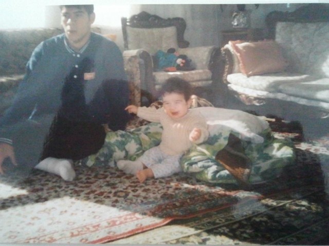 Aslen Konya Dedem'li olan, Hamburg'da doğup Alanya'da büyüyen Özel Harekatçı Coşkun Nazilli şehit oldu ve ardında bir çok güzel anı bıraktı.


Nusaybin'de çatışmalar sırasında, patlama anında ağır yaralanan ve kaldırıldığı hastanede şehit olan Özel Harekatçı Coşkun Nazilli, Nusaybin'e dilekçe vererek gönüllü olarak gitmişti. Bugün sabah saatlerinde şehit haberini alan Alanya Kadıpaşa Mahallesi'nde yaşayan aile fertler duyduklarına inanamadılar ve fenalık geçirdiler. 

Liseyi Alanya Lisesi'nde okuyan Coşkun Nazilli, o yıllarda bol kahkaha atan, neşeli biri olarak biliniyordu. Arkadaşlarının o yıllarda dediğine göre; aktif olarak spor ile ilgilenen ve sigara, alkol bağımlılığı asla olmayan bir kişiydi.

Coşkun Nazilli'nin 1 küçük bir oğlu ve kızı vardı.  Göktürk Nazilli ve Gökçe Nazilli... Babalarına son mektubunda 'seni çok seviyoruz baba, seni çok özledik' oldu.

Alanya'ya Şehit Abdullah Ümit Sercan'ı elleriyle getirmişti. Üzüntüsünün tarifi yoktu.

Ve Coşkun Nazilli, 1991 yılında Alanya'nın ilk triatleti olarak Avrupalı sporculara kök söktürmüştü.