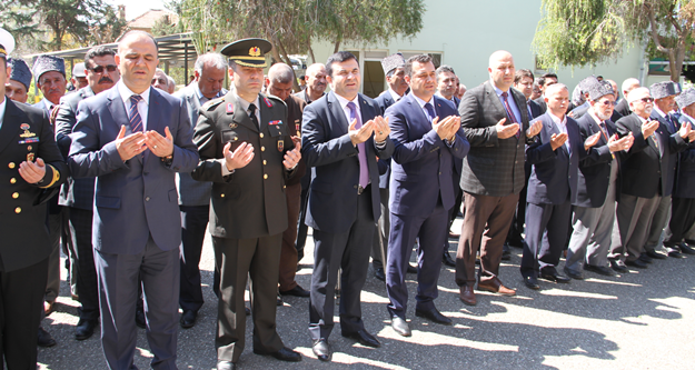18 Mart Şehitleri Anma Günü ve Çanakkale Deniz Zaferi’nin 101. Yıl dönümü nedeniyle Alanya’da çeşitli etkinlikler düzenlendi. 

ATATÜRK ANITINA ÇELENK BIRAKILDI

Tüm yurtta olduğu gibi Alanya’da da 18 Mart Şehitleri Anma Günü ve Çanakkale Deniz Zaferi'nin 101. yıl dönümü dolayısıyla çeşitli etkinlikler düzenlendi. Hükümet Meydanı'ndaki Atatürk Anıtı'na çelenklerin sunulmasıyla başlayan törene Alanya Kaymakamı Hasan Tanrıseven, Alanya Belediye Başkanı Adem Murat Yücel, Alanya Garnizon Komutanı Binbaşı Fatih Hati, Alanya Cumhuriyet Başsavcısı Musa Taşkın,  siyasi parti ve dernek temsilcileri, kurum amirleri, gaziler, şehit yakınları, öğrenciler ve vatandaşlar katıldı. Törende önce kaymakamlık, garnizon komutanlığı ve belediye başkanlığı çelenkleri sunuldu. Sonra saygı duruşunda bulunularak İstiklal Marşı okunmasıyla meydandaki tören sona erdi. 

ÖĞRENCİLERDEN ORATORYO GÖSTERİSİ

Çanakkale Zaferi’nin 101. Yıl Dönümü ve 18 Mart Şehitleri Anma Günü etkinlikleri, Alanya Kültür Merkezi’nde düzenlenen program ile devam etti.
Protokol üyeleri ve katılımcılar, Alanya Kültür Merkezi A Salonuna gerçekleştirilen ve Milli Eğitim Müdürlüğü tarafından koordine edilen Çanakkale Zaferi Programı’nı izledi. Programın açılış konuşmasını Şehit Abdullah Ümit Sercan Anadolu Lisesi Müdürü Mevlüt Uysal yaptı. Günün anlam ve önemini belirten konuşmayı yapan Şehit Abdullah Ümit Sercan Anadolu Lisesi Tarih öğretmeni Şükrü Cihan Ercin’in ardından, Şehit Abdullah Ümit Sercan Anadolu Lisesi Kültür Edebiyat Kulübü öğrencileri, “Çanakkale Geçilmez – Çanakkale’den Ankara’ya” adlı Oratoryo gösterisi sergilediler.

ALANYA GARNİZON ŞEHİTLİĞİ ZİYARET EDİLDİ

Alanya Kültür Merkezi A Salonunda düzenlenen törenin ardından, Alanya Belediye Başkanı Adem Murat Yücel, protokol üyeleri ve şehit yakınları ile birlikte Alanya Şehitliği’ni ziyaret etti. Alanya Kaymakamı Hasan Tanrıseven, Alanya Belediye Başkanı Adem Murat Yücel, Alanya Garnizon Komutanı Binbaşı Fatih Hati şehitlik özel defterini imzaladı. Ardından Alanya Kaymakamı Hasan Tanrıseven ve Alanya Belediye Başkanı Adem Murat Yücel şehit mezarlarına el çelengi bıraktı. Şehit mezarları ziyaret edildikten sonra İlçe Müftülük görevlileri tarafından şehitlerimizin ruhuna dualar okundu.

BAŞKAN YÜCEL, ÖĞRETMENEVİ’NDE ŞEHİT AİLELERİ VE GAZİLER ONURUNA YEMEK DÜZENLEDİ

Alanya Belediye Başkanı Adem Murat Yücel, şehit aileleri ve yakınlarını ile gazileri, Alanya Öğretmenler evinde ağırladı. Alanya’da 18 Mart Şehitleri Anma Günü’nde şehit ailelerini ve gazileri yalnız bırakmayan Adem Murat Yücel Öğretmenler Evi’nde şehit ailelerine ve yakınlarına yemek verdi. Yemeğe Alanya Kaymakamı Hasan Tanrıseven, Alanya Belediye Başkanı Adem Murat Yücel, Alanya Garnizon Komutanı Binbaşı Fatih Hati, gaziler, şehit aileleri ve yakınları katıldı. Yemeğin ardından şehitlerimizin ruhuna dua okundu.