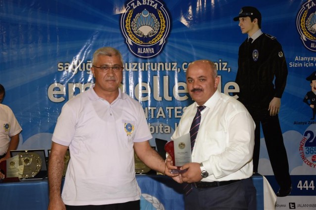 Alanya Belediyesi tarafından bu yıl ilk kez düzenlenen zabıta haftası etkinlikleri kapsamında emekliye ayrılan zabıta personellerine teşekkür plaketi verildi.
