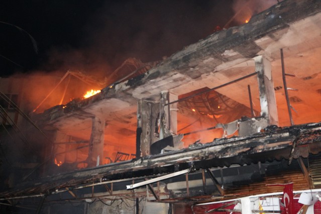 Polis çarşı merkezinde önlem alırken yangın bir saat içinde kontrol altına alınabildi. İş yerlerini alevler içinde gören vatandaşlar ise itfaiye ekeplerine yardımcı oldular.