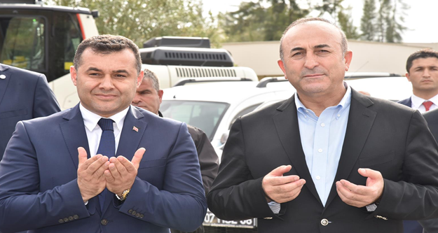 Alanya Belediyesi araç filosuna katılan 20 yeni iş makinesi ve araç, Dışişleri Bakanı Mevlüt Çavuşoğlu’nun da katımlıyla gerçekleştirilen dua töreni ile hizmete sunuldu.

Alanya Belediyesi birimlerin hizmet kapasitesini ileri seviyeye taşıyacak 20 adet yeni aracı dualar eşliğinde hizmete sundu. 

ALANYA BELEDİYESİ YENİ ARAÇLARLA HİZMET AĞINI GENİŞLETİYOR

Alanya Belediyesi Temizlik İşleri Müdürlüğü’nde organize edilen araç tanıtım toplantısına Dışişleri Bakanı Mevlüt Çavuşoğlu, Alanya Kaymakamı Dr. Hasan Tanrıseven, Alanya Belediye Başkanı Adem Murat Yücel, MHP İlçe Başkanı Hilmi Er, Ak Parti İlçe Başkanı Mustafa Berberoğlu, protokol üyeleri, Başkan yardımcıları, belediye meclis üyeleri, muhtarlar ve vatandaşlar katıldı.

YÜCEL: “103. ARACIMIZ HAYIRLI UĞURLU OLSUN”

Alanya Belediyesi bünyesine yeni katılan 20 aracın daha tanıtım toplantısında ilk sözü alan Alanya Belediye Başkanı Adem Murat Yücel, halka daha iyi hizmet için yeni araçlarla daha da büyüdüklerini söyledi. Başkan Yücel; “Bugün itibariyle Alanya Belediyesi’ne kazandırdığımız 103. İş makinesi ve aracımız. Halkımıza daha iyi daha sağlıklı hizmeti, yerinde ve zamanında verebilmek için güçlü araç ekipmanımıza yenilerini ekleyerek daha da güçleniyoruz. Araçlarımızın halkımıza hayırlı ve uğurlu olmasını temenni ediyorum. Sayın Bakanımız Mevlüt Çavuşoğlu’na da davetiyemizi kırmayarak duamıza iştirak ettiği için ayrıca teşekkür ediyorum” dedi.

BAKAN ÇAVUŞOĞLU: “BAŞKANIMIZ ALANYA’YA HİZMET ETMEK İÇİN ÇALIŞIYOR”

Dış İşleri Bakanı Mevlüt Çavuşoğlu da konuşmasında yapılan hizmetlere teşekkür ederek birlikteliğe vurgu yaptı. Bakan Çavuşoğlu; “Belediye Başkanımız Adem Murat Yücel ve ekibi, gördüğünüz gibi Alanya’mızın bütün güzide bölgelerine hizmet etmek için çaba sarf ediyorlar. Turizm sezonunda bazı sıkıntılar var. Bu nedenle Alanya’mızı daha iyi tanıtmamız lazım. Bu konuda da gerek Belediye Başkanı olarak gerek ALTAV Başkanı olarak Adem Murat Yücel, bu konuda gayretler gösteriyor.” dedi.

ÇAVUŞOĞLU: “BELEDİYE BAŞKANIMIZLA AĞABEY KARDEŞ GİBİYİZ”

Dış İşleri Bakanı Mevlüt Çavuşoğlu, önemli olanın birlikte hizmet edebilmek olduğunu vurgularken şunları kaydetti; “İşte bugün belediyemize kazandırılan yeni makine ve araçların duasını yapıyoruz. Toplamda 103 aracımız olmuş. Hizmetin partisi ve ideolojisi olmaz. Kim bu memlekete en ufak bir hizmet ettiyse Allah ondan razı olsun. Alanya Belediye Başkanımız Adem Murat Yücel ile çok iyi bir uyumumuz var. Ağabey kardeş gibiyiz. Mevkii makam gelip geçicidir. Önemli olan dostluğun kardeşliğin devam etmesi ve birlikte hizmet yapabilmektir. Bugün görüyorum ki bu anlamlı törene çok sayıda hemşerimiz katılmış. Demek ki vatandaşlarımız Belediyemizin kapasitesinin artmasından memnun ve mutluluk duyuyor” 
Alanya Belediyesi’nin bünyesine kazandırılan yeni araçların duasını Alanya Müftüsü Mustafa Topal yaparken açılış kurdelesini Dış İşleri Bakanı Mevlüt Çavuğlu, Alanya Belediye Başkanı Adem Murat Yücel ve Alanya Kaymakamı Dr. Hasan Tanrıseven, protokol üyeleri ile birlikte  kesti. Açılışın ardından Dış işleri Bakanı Mevlüt Çavuşoğlu ve Alanya Belediye Başkanı Adem Murat Yücel, araçları birlikte inceledi. 

Araç filosuna eklenen araçlar şöyle: 2 adet çöp taksinin yanı sıra, 2 adet otobüs, 1 adet su tankeri, 1 adet sepetli kamyonet, 3 adet 15 tonluk damperli kamyon, 1 adet 3,5 tonluk damperli kamyon, 3 adet iş makinesi, 5 adet otomobil ve 2 adet motosiklet.