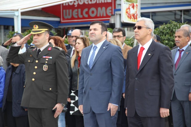 Atatürk'ün Alanya'ya gelişinin 81. yıldönümü törenlerle kutlandı. Törende bir konuşma yapan Alanya Kaymakamı Dr. Hasan Tanrıseven, ''Atatürk'ün gösterdiği doğrultuda önder ülke olmak için var gücümüzle çalışacağız'' dedi.

Atatürk’ün Alanya’ya gelişinin 81. yıldönümü kutlama programı, İskele'deki Atatürk Anıtı'na çelenk sunumu ve İstiklal Marşı'nın okunmasıyla başladı. Alanya Kaymakamı Dr. Hasan Tanrıseven, kutlama programında katılımcı öğrencilere, öğretmenlere ve protokol üyelerine yaptığı konuşmasında Cumhuriyetin Kurucusu Ulu Önder Mustafa Kemal Atatürk’ün 81 yıl önce Alanya'ya geldiğini belirterek Atatürk ve silah arkadaşlarını, vatan için şahadet mertebesine erişenleri şükranla andığını ifade etti.

KAYMAKAM TANRISEVEN ''TÜRK TURİZMİNİN YILDIZI OLAN ALANYA'MIZI DAHA DA ÇOK PARLATMAK ÇALIŞMALARIMIZI SÜRDÜRECEĞİZ''

Alanya Kaymakamı Dr. Hasan Tanrıseven konuşmasının devamında şunları kaydetti: '' Bugün Cumhuriyetimizin kurucusu Ulu Önder Atatürk'ün Alanya'ya gelişinin 81. yıldönümünü kutluyoruz. Ulu Önder Atatürk'ün bizlere gösterdiği yol doğrultusunda çalışmalarımızı sürdüreceğiz. Sevgili gençler; Atatürk'ün bizlere gösterdiği muasır medeniyet seviyesine ulaşmak için daha çok çalışacağız. Bu çalışmaları elbirliği ile yapacağız ki bu coğrafyada, Türkiye Cumhuriyeti en güçlü ve önder ülke olmaya devam edecektir. Geçmişe baktığımız zaman Türkiye'nin, Antalya'nın ve Alanya'mızın çok daha iyi yerlere geldiğini görüyorum. Ama bununla yetinmeyeceğiz ve önder ülke olmak için var gücümüzle çalışmalarımızı sürdüreceğiz. Olaylardan, bir takım aksaklıklardan asla yılmayacağız. 	Dünkü terör saldırısında olduğu gibi bu gibi olaylar bizim geleceğe endişe ile bakmamıza değil aksine daha çok bilenmemize ülkemizi sevmemize ve birbirimize kenetlenmemize vesile olacaktır. Ankara'daki saldırıda hayatlarını kaybeden Türk Silahlı Kuvvetleri Mensuplarına ve vatandaşlarımıza Allah'tan rahmet diliyorum. İnşallah el birliği ile çalışmalarımızı sürdürerek ülkemizi iyi bir yerlere getirme gayreti içerisinde olacağız. Türk turizminin yıldızı olan Alanya'mızı daha da çok parlatmak için Atatürk'ün gösterdiği doğrultuda çalışmalarımızı sürdüreceğiz.''

Alanya Belediye Başkan Vekili Mehmet Kula yaptığı konuşmada, Ankara’da dün gerçekleşen Terör saldırısını kınayarak sözlerine başladı. Belediye Başkan Vekili Kula, medeniyetlere ev sahipliği yapmış olan Alanya’yı 18 Şubat 1935’te ziyaret eden Ulu Önder Atatürk’ü büyük bir özlemle andıklarını belirterek birlik ve beraberlik içinde olunması gerektiğini söyledi.

Hasan Çolak Anadolu Lisesi Tarih öğretmeni Raşit Fehmi Raşitoğlu’nun günün anlam ve önemini belirten konuşmasının ardından Atatürk’ün Alanya’ya gelişi ile ilgili şiirleri; Hayate Hanım Ortaokulu ve Fevzi Alaettinoğlu Anadolu Lisesi öğrencileri tarafından okundu. Protokol, misafir ve öğrencilerin Atatürk Evi’ni gezmesiyle devam eden kutlama programı, saat 10.30'da da Atatürk’ün Alanya’ya gelişi ile ilgili kros yarışmasının ve Türkiye Atletizm Federasyonunun programında yer alan Atletizmi Geliştirme Yarışmasının düzenlenmesi ile son buldu.