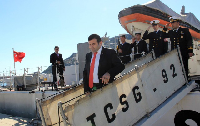 Alanya Kaymakamı Dr. Hasan Tanrıseven, yeni turizm sezonu öncesinde sahil şeridini ve rıhtımı gezerek incelemelerde bulundu. Rıhtımda tur teknelerinin sahipleri ve vatandaşlarla sohbet eden Kaymakam Tanrıseven, “Yeni turizm sezonunda umutsuzluğa yer yok” dedi.

Ayrıca Alanya Kaymakamı Dr. Hasan Tanrıseven, rıhtımda vatandaşlarla yaptığı sohbetin arkasından yeni turizm sezonu öncesi Sahil Güvenlik Bot Komutanlığı, Liman Başkanlığı ve Gümrük Müdürlüğü'nü ziyaret ederek, yeni turizm sezonu için yapılan çalışmaları yerinde inceleme yaparak denetlemelerde bulundu.

DEVLETE VE MİLLETE GÜVENİMİZ TAM

Alanya Kaymakamı Dr. Hasan Tanrıseven, rıhtımdaki tur teknelerinin sahiplerini ve esnaflarını ziyareti esnasında, yeni turizm sezonuna hazır olup olmadıklarını sordu.
 
Karşılarında Kaymakam Tanrıseven'i gören esnaf şaşkınlarını gizleyemeyerek, ziyaretten dolayı memnuniyetlerini dile getirdiler. Yeni turizm sezonuna hazırlık yaptıklarını belirten esnaflar, ''Devletimize ve milletimize güvencimiz tam. Devletimizin ve sizlerin destekleri ile yeni turizm sezonunun iyi geçeceğini ümit ediyoruz. Hükümetimizin açıklamış olduğu destek paketinden umutluyuz. Yapmış olduğunuz ziyaret bizlere motive etti'' dediler. 

Alanya Kaymakamı Dr. Hasan Tanrıseven, ''Hükümetimiz turizm eylem planını açıkladı. Yeni turizm sezonu inşallah iyi geçecek. El birliği ile çalışacağız.'' dedi.

ALANYA SAHİLLERİNİN GÜVENLİĞİ İÇİN GEREKLİ BÜTÜN ÇALIŞMALAR YAPILIYOR

Alanya Kaymakamı Dr. Hasan Tanrıseven, yaptığı ziyaretlerin ilk durağı olan Alanya Sahil Güvenlik Bot Komutanlığında Yüzbaşı Gökhan Sayar tarafından karşılandı.

Alanya Kaymakamı Dr. Hasan Tanrıseven, Sahil Güvenlik Grup Komutanlığına ait deniz araçların ve Sahil Güvenlik Gemisinde incelemelerde bulundu. Kaymakam Tanrıseven, Sahil Güvenlik Devriye Botu ile Alanya sahillerini Yüzbaşı Gökhan Sayar ile gezdi.

Yüzbaşı Sayar, yıl boyunca yapmış oldukları faaliyetler hakkında Alanya Kaymakamı Dr. Hasan Tanrıseven'e bilgi vererek, yeni turizm sezonuna hazır olduklarını ve Sahil Güvenlik Komutanlığı olarak denizlerin korunması ve oluşabilecek her türlü olumsuzluklara karşı görev yaptıklarını belirtti. Alanya deniz sınırları içerisinde yasa dışı su ürünleri avcılığı, deniz turizmi denetimi, deniz kirliliği ile mücadele, arama kurtarma ve düzensiz göçün önlenmesi için planlı bir çalışma yürüteceklerini belirten Yüzbaşı Sayar, Alanya sahillerinin güvenliği için gerekli tüm tedbirlerin alındığını aksaklıklara meydan verilmeyeceğini söyledi.

KAYMAKAM TANRISEVEN ''ALANYA BİR HUZUR VE GÜVEN KENTİDİR''

Alanya Kaymakamı Dr. Hasan Tanrıseven, ''Huzur ve güven dolu bir Alanya için gayret gösteriyorsunuz. Alanya sahilleri sizlere emanet. Yeni turizm sezonu öncesinde bütün eksiklerimizi tamamlayarak ülkemizi ve Alanya’yı ziyaret edecek turistleri güler yüzle karşılayalım. Alanya huzur ve güven kentidir. Yurt dışından deniz yoluyla gelen misafirlerimizi sizler de en iyi şekilde ağırlamalısınız'' dedi. 

LİMAN BAŞKANLIĞI YENİ TURİZM SEZONUNA HAZIR

Alanya Kaymakamı Dr. Hasan Tanrıseven, Sahil Güvenlik Bot Komutanlığına yapmış olduğu ziyaretin ardından Liman Başkanlığını da ziyaret etti. Kaymakam Tanrıseven, Liman Başkanı Edip Ballıkaya'dan yeni turizm sezonu öncesi yapılan çalışmalar ve hazırlıklar hakkında bilgi aldı.

Kaymakam Tanrıseven'e iş ve işlemler hakkında bilgi veren Ballıkaya, yeni turizm sezonu için yapılan hazırlıkları büyük ölçüde tamamladıklarını söyledi. Başkan Ballıkaya, ''Yeni turizm sezonu öncesi, günübirlik ve saatlik teknelerin genel bakımları yapılıyor. Teknelerin yıllık vizeleri ve 5 yılda bir verilen belgeleri kontrol ediliyor. Kruvaze gemilerini, Gümrük Müdürlüğü ve Sahil Polisi ile karşılayıp gerekli işlemleri birlikte yapacağız. Yeni turizm sezonu öncesi vatandaşlara gereken kolaylıkları gösteriyoruz. Karşılaştıkları sorunların çözümü için de yardımcı oluyoruz'' dedi.

KAYMAKAM TANRISEVEN ''KURUMLAR UYUM İÇERİSİNDE ÇALIŞMALI''

Alanya Kaymakamı Dr. Hasan Tanrıseven, Kruvaziyer turizminin önemine değindi. Sahil ve limanlar konusunda Kaymakamlık, Belediye, Büyükşehir Belediyesi, Kolluk Kuvvetleri, Liman Başkanlığı ve ilgili tüm kuruluşların koordinasyon ve uyum içerisinde olması gerektiğini söyleyen Kaymakam Tanrıseven, turizm sezonunun hem işletmeler, hem de kruvaziyer turizmi açısından iyi geçmesi temennisinde bulundu. Kaymakam Tanrıseven  şunları kaydetti: ''Limanda hareketlilik olması Alanya turizmine katkı sağlayacaktır. 2015 yılı turizm sezonunda gelen gemiler ve turistler verilen hizmetten memnundu. Bu sene de geçen sene gibi özverili çalışmalıyız. 2016 turizm sezonunun Alanya'mıza hayırlı olmasını temenni ediyorum.''

GÜMRÜK MÜDÜRLÜĞÜ SEZON İÇİN HAZIRLIKLARINI TAMAMLADI

Ziyaretlerin son durağında Gümrük Müdürlüğü'nü ziyaret eden Alanya Kaymakamı Dr. Hasan Tanrıseven, Gümrük Müdürü Zuhal Hazar'dan kurumun yeni turizm sezonu için yaptığı hazırlıklar hakkında bilgi aldı.

Kaymakam Tanrıseven'in ziyaretinden dolayı mutlu olduklarını ifade eden Gümrük Müdürü Zuhal Hazar, yeni turizm öncesi yapılan çalışmalar hakkında detaylı bilgi verdi. Gümrük girişlerinin aktif olduğu, gerek havalimanında gerekse yat limanı ile birlikte gümrük girişlerinde gereken çalışmaların yapıldığını belirtti. Sezonun açılması ile birlikte yoğun olan birimlere memur takviyesi yaparak yeni turizm sezonu için son hazırlıkları da tamamlayacaklarını söyleyen Gümrük Müdürü Hazar şunları söyledi:

''Yurtdışından gelen misafirlerimizi ilk karşılayanlardan birisi de gümrük personelidir. Sayın Kaymakamımızın da söylediği gibi Türkiye Cumhuriyeti Devletinin güleryüzünü misafirlerimize göstereceğiz. Gümrük geçişlerinde kaçak eşya ve benzeri olaylara karşı teyakkuz halinde olacağız. Kanunların bize verdiği yetkiler çerçevesinde vatandaşımıza ve turistlere gereken hizmetleri vereceğiz.''

TANRISEVEN ''GÜMRÜK TEŞKİLATI ÜLKE GÜVENLİĞİ VE EKONOMİSİ AÇISINDAN VAZGEÇİLMEZ''

Alanya Kaymakamı Dr. Hasan Tanrıseven, Gümrük Teşkilatının ülke güvenliği ve ekonomisi açısından vazgeçilmez bir unsur olduğunu belirtti. Kaymakam Tanrıseven, “Özellikle kaçakçılıkla mücadele etmek ve kayıt dışı ekonominin önüne geçmek için Gümrük çalışanlarının görevlerini layıkıyla yapmaları gerekir. Yeni turizm sezonunda da  geçen sene olduğu gibi özveri ile çalışmalıyız. Gelen misafirlerimize güleryüzlü, nazik davranmalıyız'' dedi.

KAYMAKAM TANRISEVEN ''KURUMLARIMIZ YENİ TURİZM SEZONUNA HAZIR''

Alanya Kaymakamı Dr. Hasan Tanrıseven, gerçekleştirmiş olduğu ziyaretlerin ve denetlemelerin ardından değerlendirmede bulunarak şunları kaydetti: ''Yeni turizm sezonu öncesinde gerçekleştirmiş olduğumuz ziyaretlerde, vatandaşlarımızın yeni sezona umutla baktıklarını gördük. Ziyaret ettiğimiz Sahil Güvenlik Bot Komutanlığı, Liman Başkanlığı ve Gümrük Müdürlüğü yeni turizm sezonu öncesinde tüm hazırlıklarını tamamlayarak, verimli bir sezon için gayret göstermektedirler. Hükümetimizin açıklamış olduğu turizm eylem planı çerçevesinde yeni sezona umutla bakıyoruz. Turizm eylem planı memleketimiz için hayırlı uğurlu olsun. Yeni sezonda elbirliği ile çalışacağız. İyi ve verimli bir sezon geçirmemizi temenni ediyorum. ''