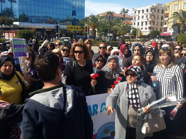 8 Mart Dünya Kadınlar Günü etkinlikleri kapsamında Atatürk Anıtı önünde yapılan kutlamalar sırasında iki erkek katılımcı "Biz de hak istiyoruz" diyerek bağırmaya başlayınca polis tarafında gözaltına alındılar.

Alanya Kent Konseyi'nin organizasyonluğunda Atatürk Anıtı önünde kutlama programı yapıldı. Her yıl olduğu gibi bu yıl da 'Kadına Şiddete 'Hayir' Bir Fırça da Sen At' temali etkinlik yapıldı. Daha sonra günün anlam ve önemine ilişkin konusmalar yapıldı. AKP İlçe Kadın Kolları Başkanı Şükran Çalık'ın konuşması esnasinda bazi tatsızlıklar da yaşandı. Çalık'ın "Kadınlar AKP ile daha özgür hale geldi, hakları arttı" ifadelerinin üzerine iki erkek vatandaş tepki gösterdi. Çalık'ın üzerine yürüyen vatandaşları polis güçlükle ayırdı. "Kadın hakları sizinle birlikte ayaklar altına alındı" diyen vatandaşlar alandan uzaklaştırıldı, ekipler tarafından uzaklaştırıldılar.