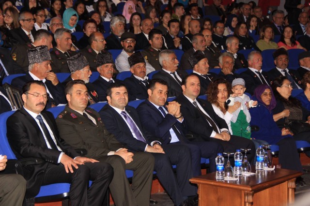 Tüm yurtta olduğu gibi '18 Mart Şehitler Günü ve Çanakkale Zaferi'nin 101. Yıldönümü' programı için çeşitli etkinlikler düzenlendi.

Çanakkale Zaferi’nin 101. Yıl Dönümü ve 18 Mart Şehitleri Anma Günü etkinlikleri, saat 09.00’da Atatürk Anıtı'na Alanya Kaymakamı Dr. Hasan Tanrıseven'in çelenk sunmasıyla başladı. Atatürk Anıtı önünde düzenlenen çelenk sunumu, saygı duruşu ve İstiklal Marşı'nın okunmasının ardından, anıt önünde düzenlenen tören sona erdi.

ÖĞRENCİLERDEN 18 MART NEDENİYLE ORATORYO GÖSTERİSİ

Çanakkale Zaferi’nin 101. Yıl Dönümü ve 18 Mart Şehitleri Anma Günü etkinlikleri, Alanya Kültür Merkezi’nde düzenlenen program ile devam etti.

Atatürk Anıtı önünde düzenlenen törenden sonra, törene katılanlar Alanya Kültür Merkezi A Salonuna geçerek, Milli Eğitim Müdürlüğü tarafından koordine edilen Çanakkale Zaferi Programını izlediler. Programın açılış konuşmasını Şehit Abdullah Ümit Sercan Anadolu Lisesi Müdürü Mevlüt Uysal yaptı. Günün anlam ve önemini belirten konuşmayı yapan Şehit Abdullah Ümit Sercan Anadolu Lisesi Tarih öğretmeni Şükrü Cihan Ercin'in ardından, Şehit Abdullah Ümit Sercan Anadolu Lisesi Kültür Edebiyat Kulübü öğrencileri, "Çanakkale Geçilmez – Çanakkale'den Ankara’ya" adlı Oratoryo gösterisi sergilediler.

TANRISEVEN VE PROTOKOL ÜYELERİNDEN ŞEHİTLERE ZİYARET

Alanya Kültür Merkezi A Salonunda düzenlenen törenin ardından, Alanya Kaymakamı Dr. Hasan Tanrıseven, protokole mensup üyeler ve şehit yakınları ile birlikte İlçe Şehitliği'ni ziyaret ettiler. Alanya Kaymakamı Dr. Hasan Tanrıseven, şehitlik özel defterini imzalayarak şehit mezarlarına el çelengi bıraktı. Şehit mezarları ziyaret edildikten sonra İlçe Müftülük görevlileri tarafından şehitlerimizin ruhuna dualar okundu.

TANRISEVEN ŞEHİT YAKINLARI İLE YAKINDAN İLGİLENDİ

Alanya Kaymakamı Dr. Hasan Tanrıseven, İlçe Şehitliği'ni ziyareti esnasında, şehit yakınları ile bir süre sohbet edip, herhangi bir isteklerinin olup olmadığını sordu. Ziyarette, şehitler rahmet ve minnetle anılırken duygu dolu anlar yaşandı.