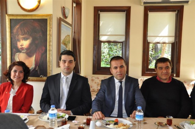 Alanya Belediyesi, Yaşlılar Haftası nedeniyle Tevfik Hoca Alanya Evi müdavimlerine kahvaltı düzenledi. Yaklaşık 60 vatandaşın katıldığı kahvaltıda konuşan Alanya Belediye Başkan Yardımcısı Nazmi Yüksel, “Belediyemiz, 365 gün sizlerin hizmetinde. ” dedi.

Alanya Belediyesi, Yaşlılar Haftası nedeniyle Tevfik Hoca Alanya Evi müdavimlerine kahvaltı düzenledi. Yaklaşık 60 vatandaşın katıldığı kahvaltıda konuşan Alanya Belediye Başkan Yardımcısı Nazmi Yüksel, “Belediyemiz, 365 gün sizlerin hizmetinde. ” dedi.

Ülkemizde 18-24 Mart tarihleri arasında kutlanan Yaşlılar Haftası bugün başladı. Hafta nedeniyle Alanya Belediyesi, Tevfik Hoca Alanya Evi müdavimi olan yaşlı vatandaşlar için bir kahvaltı programı düzenledi. Programa Başkan Yardımcısı Nazmi Yüksel’in yanı sıra Belediye Sosyal Yardım İşleri Müdürü Bilal Nurgül, Engelsiz Park ve Yaşam Merkezi Psikologu Esra Yemez, Tevfik Hoca Evi Hemşiresi Muazzez Kaya, Kadıpaşa Mahallesi Muhtarı Hasan Öner, basın mensupları ve Tevfik Hoca Evi müdavimi yaşlılar katıldı.

“DİĞER HİZMETLERİMİZİN YANISIRA SOSYAL PROJELERİMİZ DE ÇOK ÖNEMLİ” 

“Yaşlılar Haftası bizim için önemli, ancak sizler ise her gün önemlisiniz” diyerek sözlerine başlayan Başkan Yardımcısı Nazmi Yüksel, “Alanya Belediyesi olarak yaşlılarımıza çok değer veriyoruz. Sadece Yaşlılar Haftası’nda değil, 365 gün bu mekanı kullanabilirsiniz. Alanya Belediyesi olarak yol, su, köprü ve diğer park bahçe hizmetlerinin yanı sıra sosyal projelerimize de çok önem veriyoruz. Sizler, engelli bireylerimiz, gençlerimiz bizim için çok önemlidir. Belediye Başkanımızın önderliğinde, 365 gün sizler için, vatandaşlarımız için çalışıyoruz” dedi. 

“BİZE BU FIRTASI VERDİĞİNİZ İÇİN TEŞEKKÜR EDERİZ”

Tevfik Hoca Alanya Evi müdavimi yaşlılar adına söz alan Emekli Öğretmen Çiğdem Çopuroğlu ise “Bize böyle bir buluşma mekanı verdiğiniz için Belediye Başkanımıza, size ve ekibine çok teşekkür ederiz. Bizim bu mekanda çok güzel paylaşımlarımız oluyor. Bir birimizin sevincini, üzüntüsü paylaşıyoruz. Belediye bize burada ücretsiz psikolojik destek, fizyoterapi ve pansuman gibi hizmetleri de veriyor” ifadesini kullandı.

ENGELLİLERDEN JEST

Özel Özgün Kardelen Eğitim ve Rehabilitasyon Merkezi öğrencileri de bir sürpriz yaparak programa dahil oldu. Engelli öğrenciler yaşlılara karanfil dağıtarak ellerini öptü.