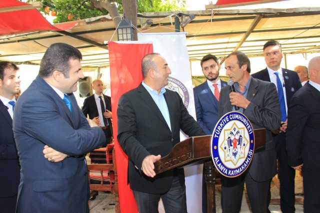 Dışişleri Bakanımız Sayın Mevlüt Çavuşoğlu, Alanya Kaymakamı Dr. Hasan Tanrıseven’in ev sahipliğinde düzenlenen öğle yemeğinde kurum müdürleri, oda başkanları, sivil toplum kuruluşları temsilcileri ve turizmcilerle bir araya geldi. 

Düzenlenen yemekte konuşan Alanya Kaymakamı Dr. Hasan Tanrıseven, Dışişleri Bakanı Mevlüt Çavuşoğlu’nun turizmin sıkıntılı olduğu süreçte, Alanya’ya gelerek turizm ve birçok konularda moral verdiğini belirtti. 

TANRISEVEN “KARAMSAR OLDUĞU BİR DÖNEMDE BİZLERE MORAL VEREN SAYIN BAKANIMIZA TEŞEKKÜR EDİYORUM”

Alanya Kaymakamı Dr. Hasan Tanrıseven konuşmasının devamında şunları kaydetti: 

“Alanya’nın değerli protokolü sivil toplum ve kuruluşlarının değerli başkanları, bizler de bu nezih topluluğa ev sahipliği yapmaktan mutluluk duyuyoruz. Sayın Bakanım bundan önce turizmde herkesin karamsar olduğu bir ortamda geldiniz ve çok geniş katılımlı olarak bütün turizmcilere ve Alanya’ya moral verdiniz. Orada da demiştim ki Sayın Bakanımıza çok rahat ulaşabiliyoruz, bütün sorunlarımızı dile getiriyoruz ve “Sayın Bakanımız hükümet nezdinde inanıyoruz ki gerekli çalışmaları yapacaktır.” demiştik. Teşekkür ediyoruz. Hemen gittiniz ardından Sayın Başbakanımız yeni bir paket açıkladı. Turizmcileri rahatlatacak çeşitli tedbirler getirildi. İnanıyoruz ki buradaki turizmcilerimiz Alanya’nın yetkili birimleri odalarımız sorunlarını size iletecekler yeni sezonda da inşallah sizlerin desteğinizle güzel müjdeler alacağız. Son günlerde Türkiye’ye karşı olan politikalarda bir yumuşama olduğunu turizmde de olumlu gelişmeler olduğunu büyük bir mutlulukla görüyoruz ve seviniyoruz. Sayın Bakanım  ocak ayında yaptığımız toplantıda özellikle üniversitelere verdiğiniz önemi dile getirmiştiniz. Sizlerin desteğinizle gerek devlet üniversitemiz olan Alanya Alaaddin Keykubat Üniversitesi gerek vakıf üniversitemiz olan Alanya Hamdullah Eminpaşa Üniversitesi yollarına devam ediyorlar. Verdiğiniz destek için sizlere minnettarız. Sizlerin desteğinizle YÖK Başkanımızı ziyaret ettik. Sayın Başkandan büyük destek aldık yeni açılacak bölüm ve fakülteler hakkında. Keza desteklerinizle Alanya Hamdullah Emin Paşa üç yeni bölüm açıldı. Yüksek lisans için müracaatlarımız var, onlara da desteğinizin süreceğine inanıyoruz. Alanya’nın aynı zamanda bir turizm kenti değil bir üniversite kenti haline getirilmesi için de çabalarımız devam ediyor. Hem maddi katkılarınız var hem manevi katkılarınız var hem bürokraside de bu yeni fakülteler bölümler açılması Üniversitelerimizin büyümesi için de gayretleriniz var. Onun için de sizlere minnettarız, inanıyorum ki bugün vereceğiniz olumlu haberlerle Alanya’mızda tekrar bir umut dalgası yaratacağınıza inanıyoruz." 

ÇAVUŞOĞLU “BU ŞEHRİ YÖNETİCİLER SAHİPLENMEZSE HİZMETLER HEP EKSİK KALIR”

Gösterilen ilgiden dolayı teşekkür eden Dışişleri Bakanımız Sayın Mevlüt Çavuşoğlu ise yapmış olduğu konuşmada şunları kaydetti: 

"Alanya da evimde bana gösterdiğiniz ilgiden dolayı teşekkür ederim. Avrupa standartlarına ulaşmak için uğraşıyoruz ama kendi geleceklerimizi de yaşatmak için çalışıyoruz. Alanya'ya her gelişimizde Alanya'nın sorunlarıyla birebir uğraşan arkadaşlarımızla bir arada olmaktan dolayı mutluyuz. Dün Türkiye - İsveç maçı için buradaydım. Milli takımı da tebrik ediyorum. Alanya'ya her gelişimde sizlerle neden bir araya geliyorsunuz. Amacımız Alanya'nın sorunlarını çözmektir. Bu şehri yöneticiler sahiplenmezse hizmetler hep eksik kalır. Biz elimizden geldiğince sizlerin taleplerini değerlendirip hizmet etmeye çalışıyoruz. Çok şükür yanımızda yönetilemeyen ülkeler var ama Türkiye olarak istikrarımızı koruyoruz. Turizmin bazı konulardan dolayı etkilendiğini biliyoruz ama böyle günlerden de ders çıkarmak gerekiyor. Bu yüzden birlik beraberlik içerisinde olmalıyız. Güzel Alanya'mız sayesinde dünyada bir markayız ama başka ülkelerden turistlere de ulaşmak gerekiyor. Bölgeye daha fazla uçuşu sağlamanın yollarını aramalıyız. Bu sene zor olabilir ama hep birlikte atlatabiliriz" dedi.

Yemek sonunda Kurum Müdürleri, Oda Başkanları, STK Temsilcileri Dışişleri Bakanımız Sayın Mevlüt Çavuşoğlu ile bir araya getirdikleri için Alanya Kaymakamı Dr. Hasan Tanrıseven'e teşekkür ettiler.