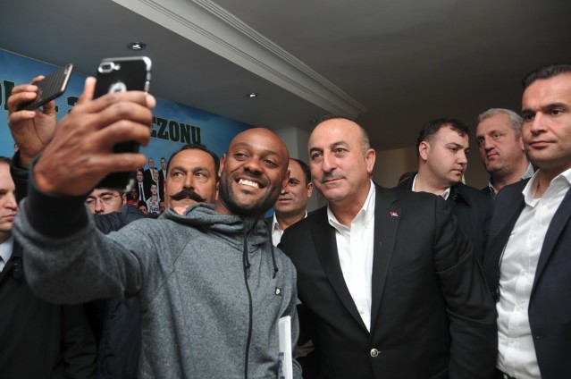 Bakan Çavuşoğlu, tören sonrası teknik heyet ve futbolcularla bir süre sohbet etti. Brezilyalı forvet Vagner Love ise Bakan Çavuşoğlu ile özçekim yaptı.