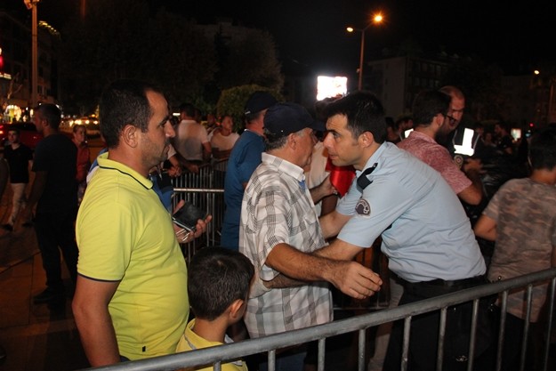 oplanan kalabalık, sabaha kadar ‘Demokrasi Nöbeti’ tuttu.