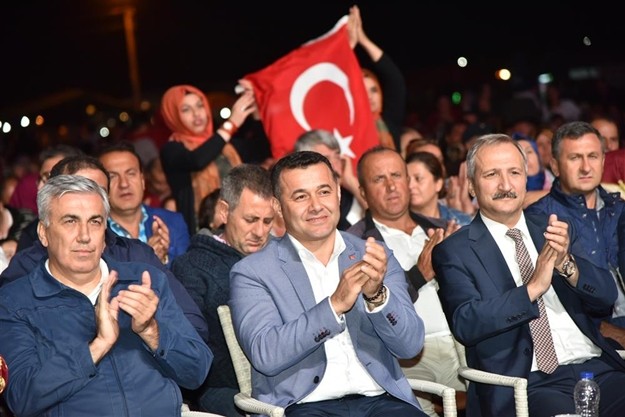 Daha sora sahneye çıkan Serkan Kaya, müzik piyasasında çıkış yaptığı “Mesele” şarkısıyla konserine başladı. Kaya konser alanını dolduran 10 binlerce hayranına, “Zor Bela,Kalakaldım, Bu Şehrin Geceleri” gibi en güzel parçalarını söyledi. Yaklaşık 2 saat sahnede kalan Serkan Kaya, geceyi davul show’la tamamladı.