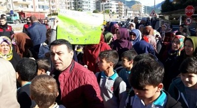 Alanya Ticaret Kavşağı'ndan başlayan yeni çevre yolunun ilk etabı olan kısım Cikcilli-Oba etabı tamamlanarak geçtiğimiz günlerde trafiğe açılmıştı. Alanya trafiğini rahatlatacak olan yeni yolda kısa süre içerisinde bir çok kaza gerçekleşti. Geçtiğimiz gün akşam saatlerinde de Cikcilli Mehmet Emine Öncü Okulu ile Hacıbaba Mezarlığı arasında bir kaza yaşanmış, okuldan çıkıp evine gitmek isteyen bir öğrenciye araba çarpmıştı.