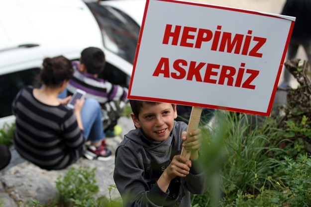 Meydandaki vatandaşlar konuşmacı Yavuz’a tepki göstererek, "Mustafa Kemal’in askerleriyiz" şeklinde slogan attı. Tepkilerin ardından kürsüye çıkan platform yetkilileri karışıklık olduğunu söyleyerek vatandaşlardan özür diledi.