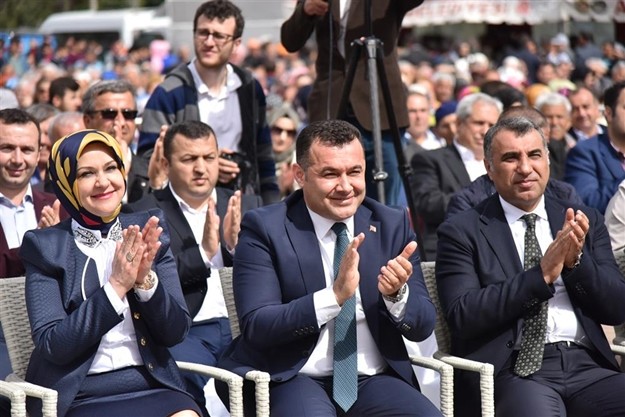 “KIRSALDAKİ BAZI YERLER CUMHURİYET TARİHİNDEN BU YANA ALAMADIĞI HİZMETLERİ DÖNEMİMİZDE ALDI”

Kırsaldaki birçok yerin Cumhuriyet tarihinden bu yana alamadığı yatırımları ve hizmetleri dönemlerinde aldığını belirten Başkan Yücel, “Şimdiye kadar buralara hizmet eden ve emeği geçen tüm bakanlarımıza, milletvekillerimize, belediye başkanlarımıza, meclis üyelerimize, il genel meclis üyelerimize, muhtarlarımıza, azalarına ve sivil toplum örgütlerine teşekkür ederim. Ancak, artık hizmet zamanı bizde. İnşallah halkımızın bize duyduğu güven ve destekle çok daha güzel projeleri gerçekleştireceğiz. 
Artık üreterek güçlenen, güçlendikçe büyüyen ve büyüdükçe de halkına daha çok hizmet eden bir belediyeyiz” vurgusunu yaptı.